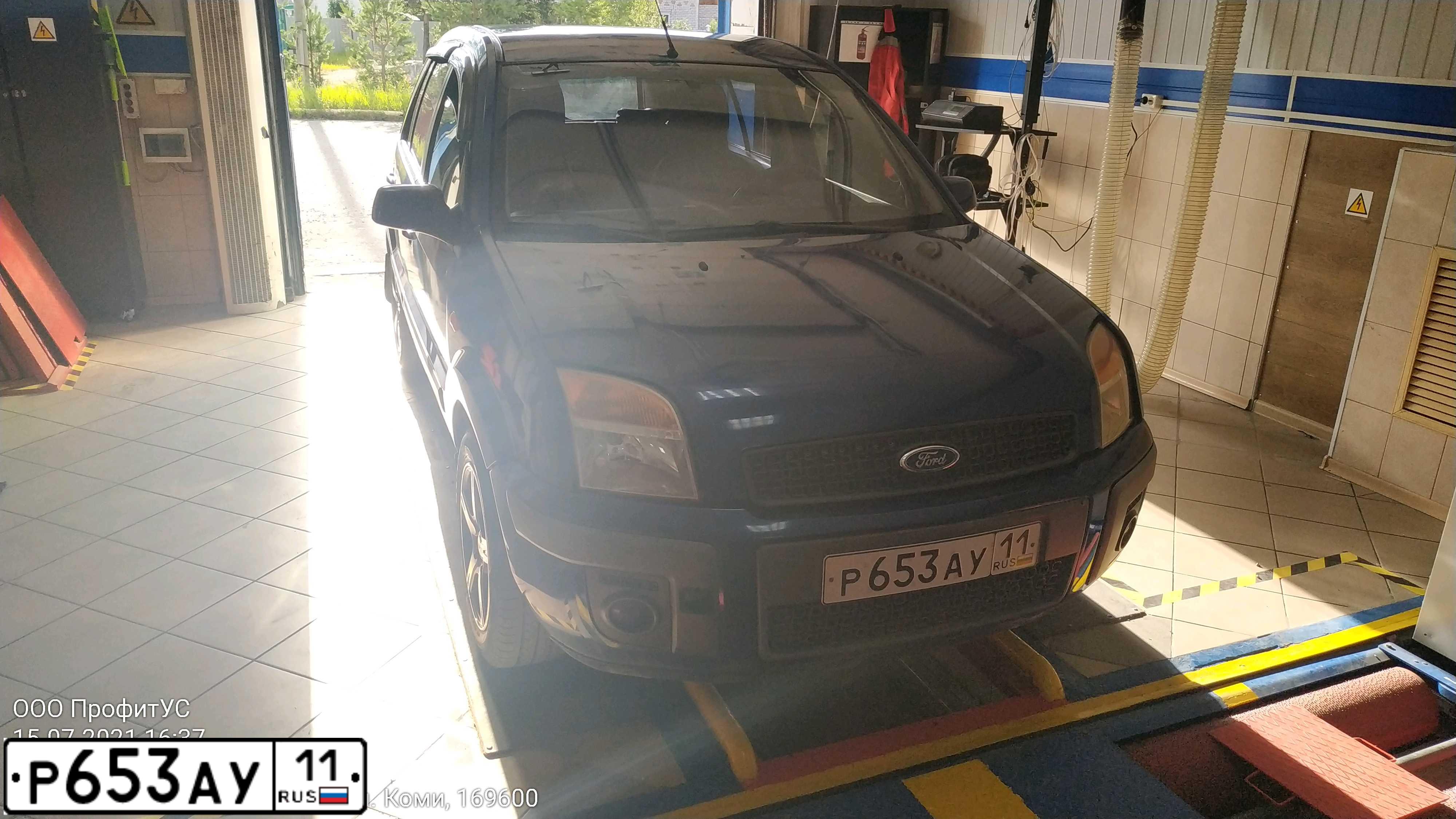 Фото автомобиля FORD FUSION, 2007 — госномер Р274ХА11. Цвет: синий