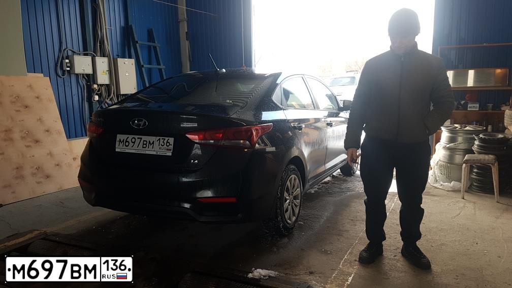 Фото автомобиля HYUNDAI SOLARIS, 2018 — госномер М697ВМ136. Цвет: ЧЕРНЫЙ