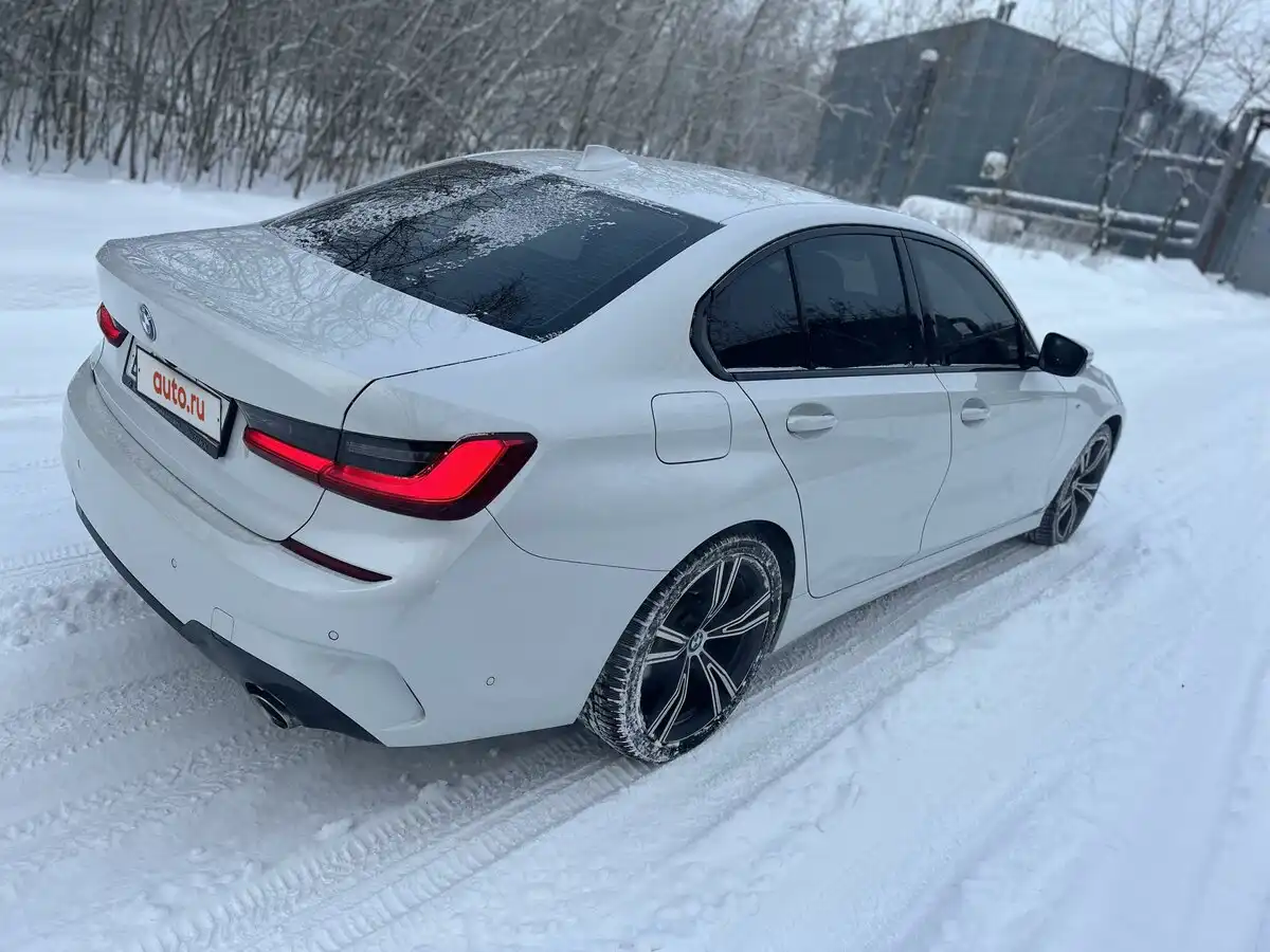 Фото автомобиля BMW SERIE 3, 2019 — госномер Т423РХ196. Цвет: Белый