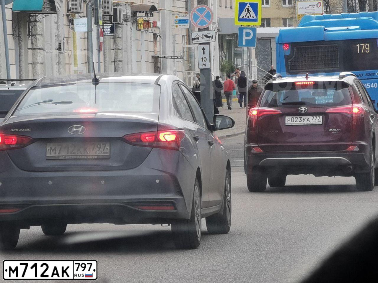 Фото автомобиля TOYOTA CAMRY, 2016 — госномер Е453ЕЕ95. Цвет: ЧЕРНЫЙ МЕТАЛЛИК