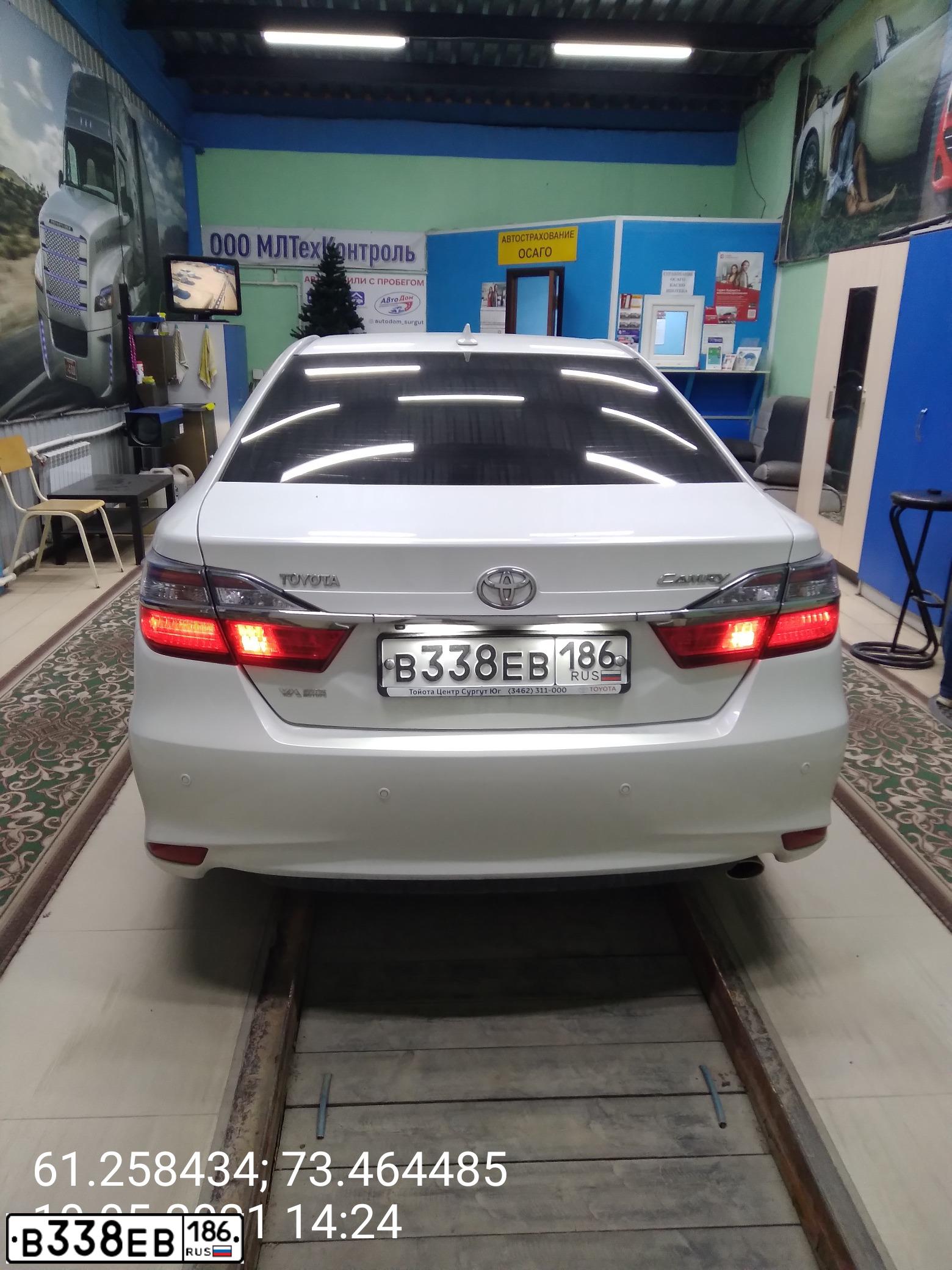 Фото автомобиля TOYOTA CAMRY, 2016 — госномер В338ЕВ186. Цвет: БЕЛЫЙ ПЕРЛАМУТР