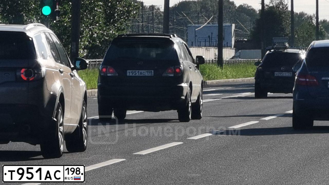Фото автомобиля LEXUS RX, 2001 — госномер Т951АС198. Цвет: ЧЕРНЫЙ