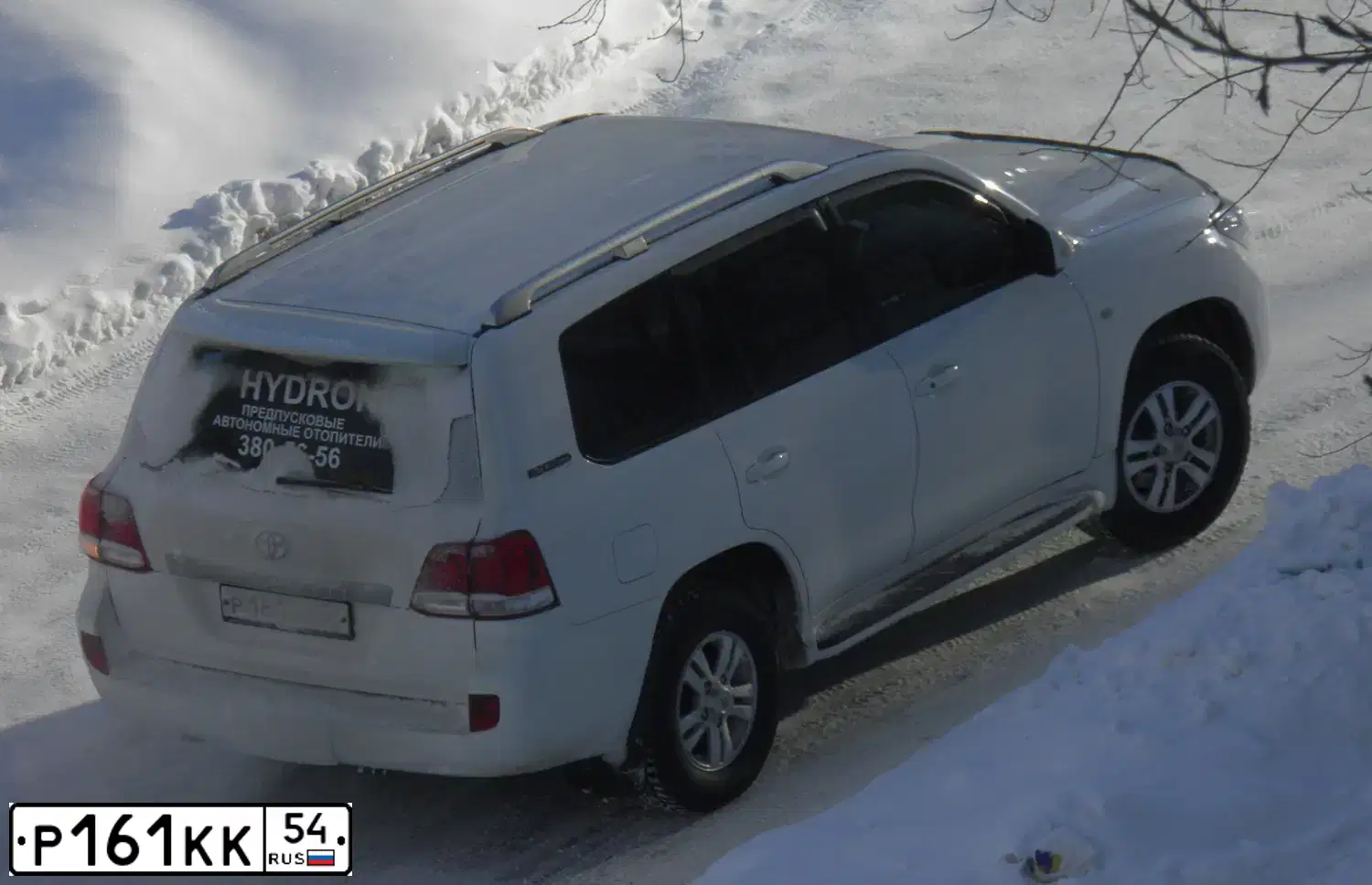 Фото автомобиля TOYOTA LANDCRUISER, 1999 — госномер Р122ВЕ154. Цвет: СЕРО-БЕЛО-ЧЕРНЫЙ