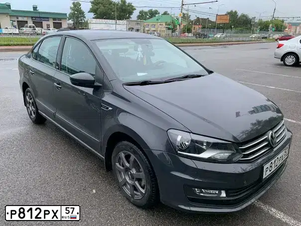 Фото автомобиля VOLKSWAGEN POLO, 2016 — госномер Р812РХ57. Цвет: СЕРЫЙ