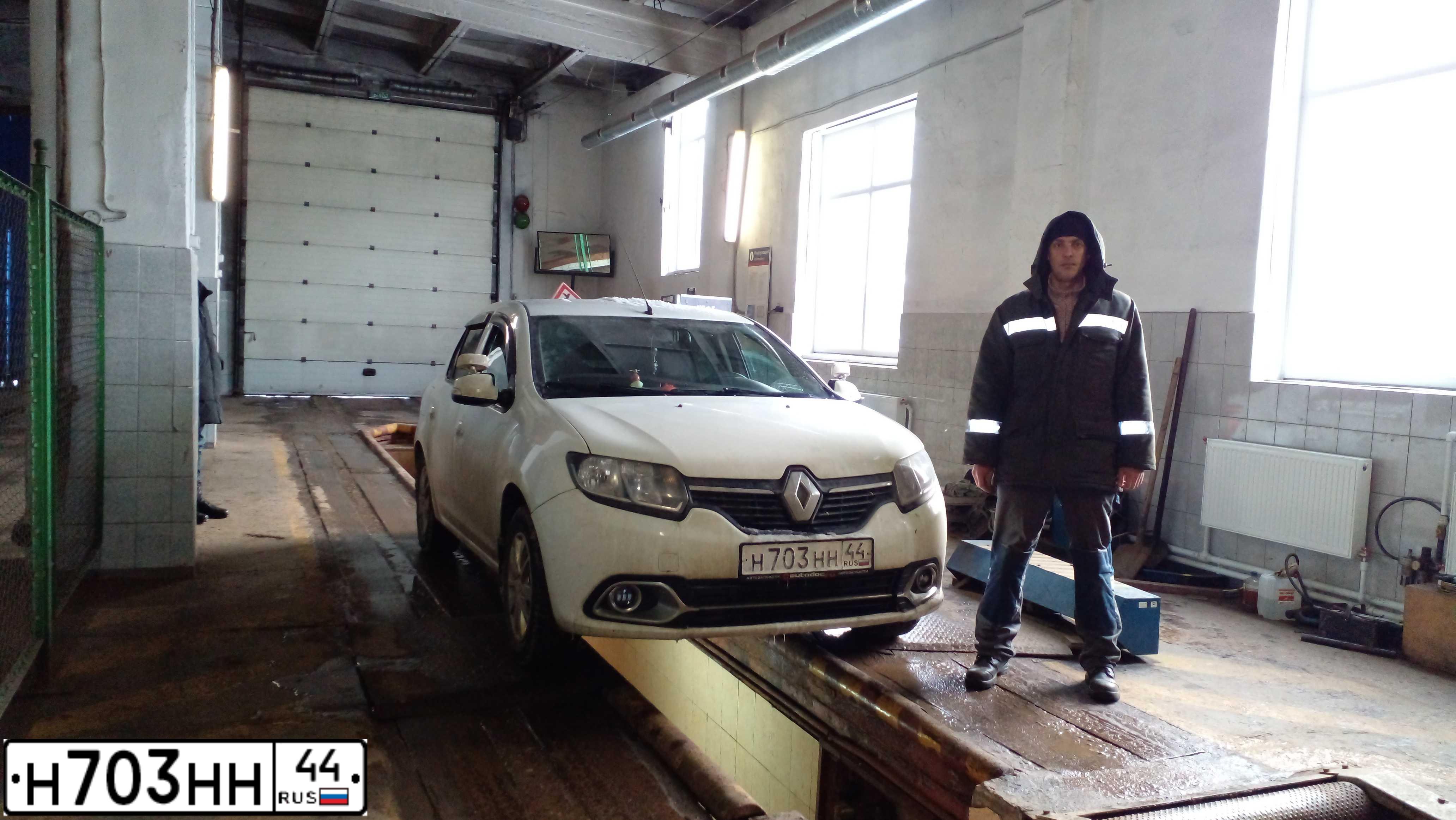 Фото автомобиля RENAULT LOGAN, 2015 — госномер Н703НН44. Цвет: Белый