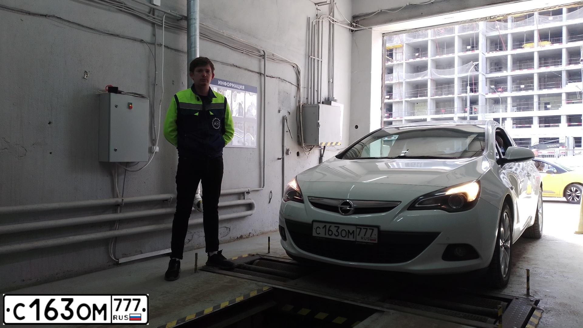 Фото автомобиля OPEL ASTRA, 2014 — госномер Е927НН799. Цвет: Белый