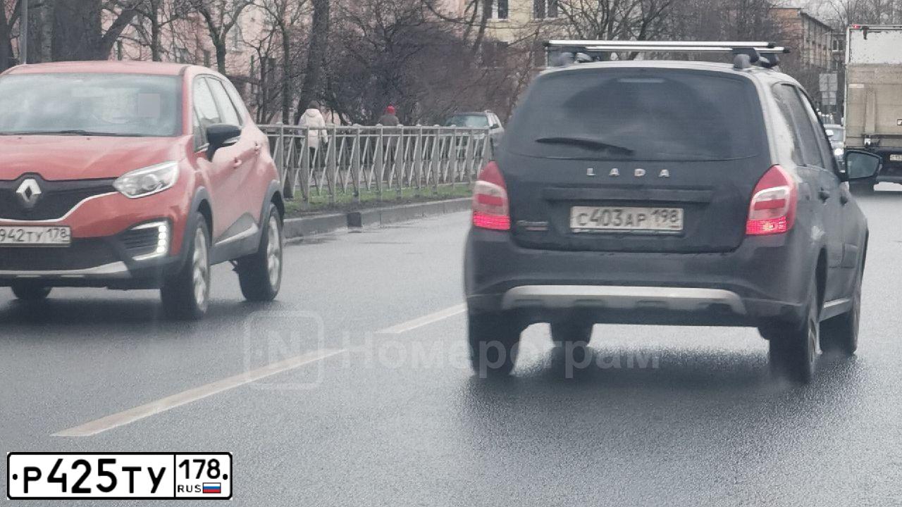 Фото автомобиля RENAULT SANDERO, 2014 — госномер М985ОУ60. Цвет: Белый