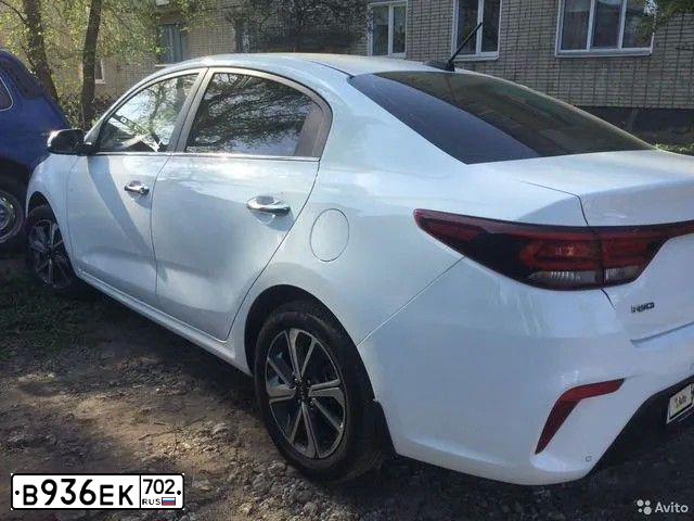Фото автомобиля KIA RIO, 2018 — госномер В936ЕК702. Цвет: Белый