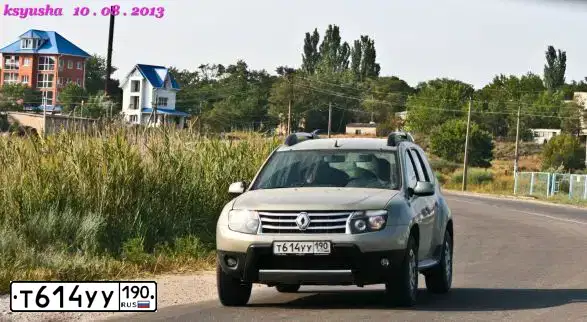 Фото автомобиля RENAULT DUSTER, 2012 — госномер Т614УУ190. Цвет: БЕЖЕВЫЙ