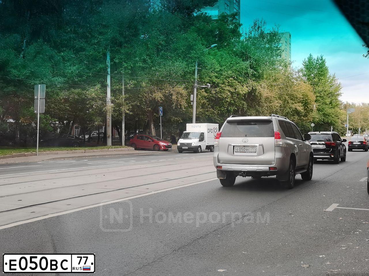 Фото автомобиля TOYOTA LANDCRUISER, 2012 — госномер Е050ВС77. Цвет: Серебристый