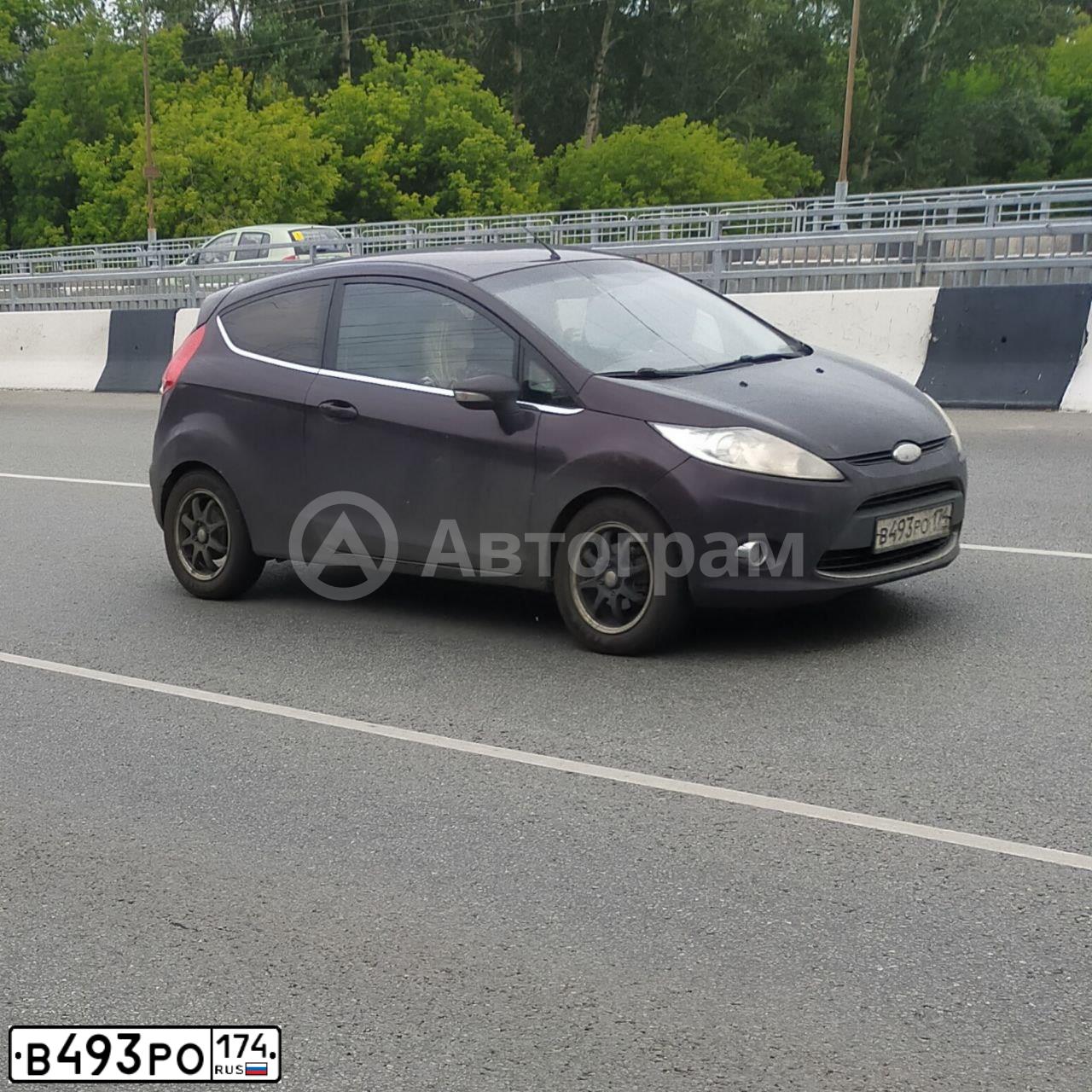Фото автомобиля FORD FIESTA / ASPIRE, 2010 — госномер В493РО174. Цвет: ФИОЛЕТОВЫЙ