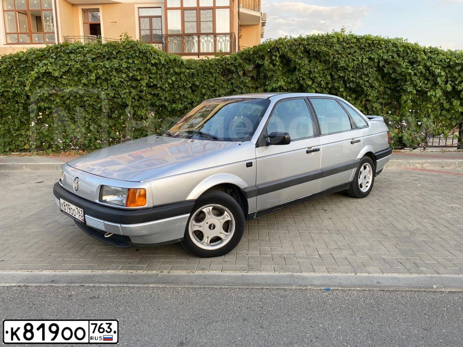 Фото автомобиля VOLKSWAGEN PASSAT, 1990 — госномер А049ЕН193. Цвет: Серебристый
