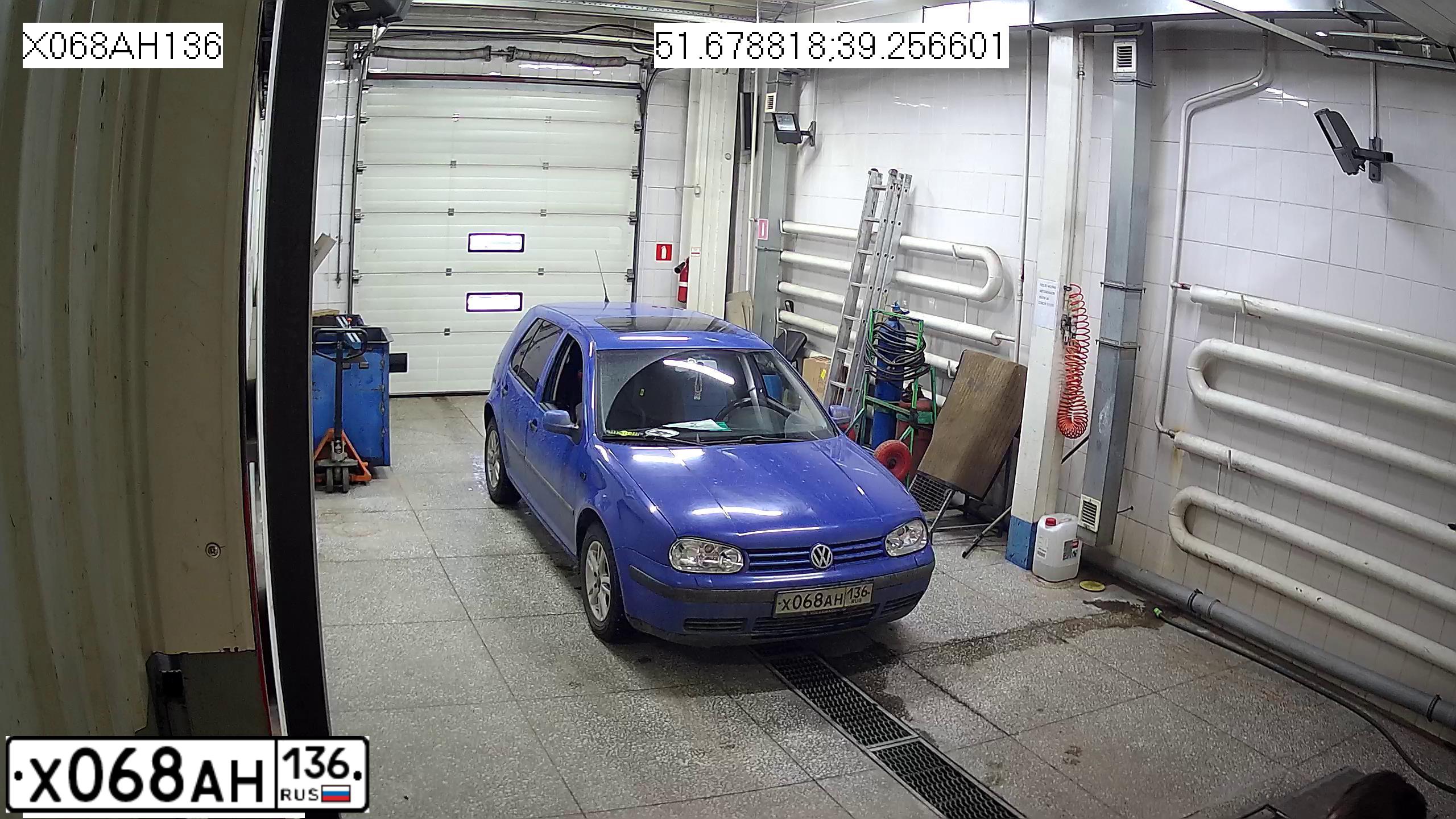 Фото автомобиля VOLKSWAGEN GOLF, 2001 — госномер О456МР33. Цвет: синий