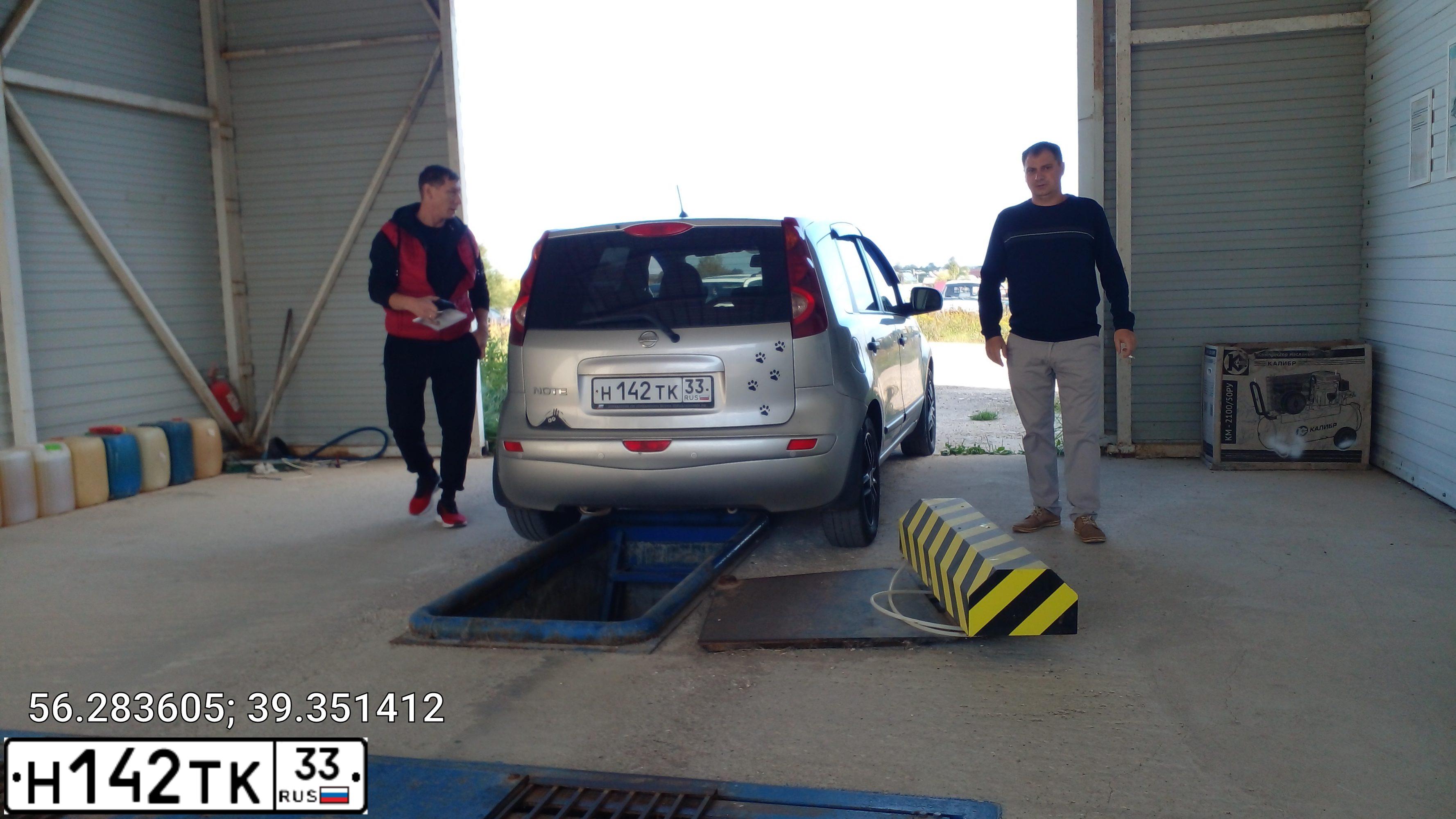 Фото автомобиля NISSAN NOTE, 2013 — госномер Н142ТК33. Цвет: Серебристый
