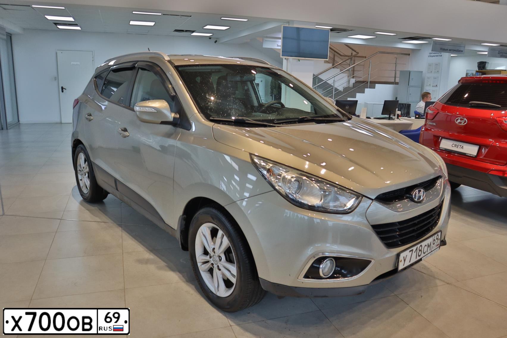 Фото автомобиля HYUNDAI IX35, 2010 — госномер Х700ОВ69. Цвет: СЕРО БЕЖЕВЫЙ
