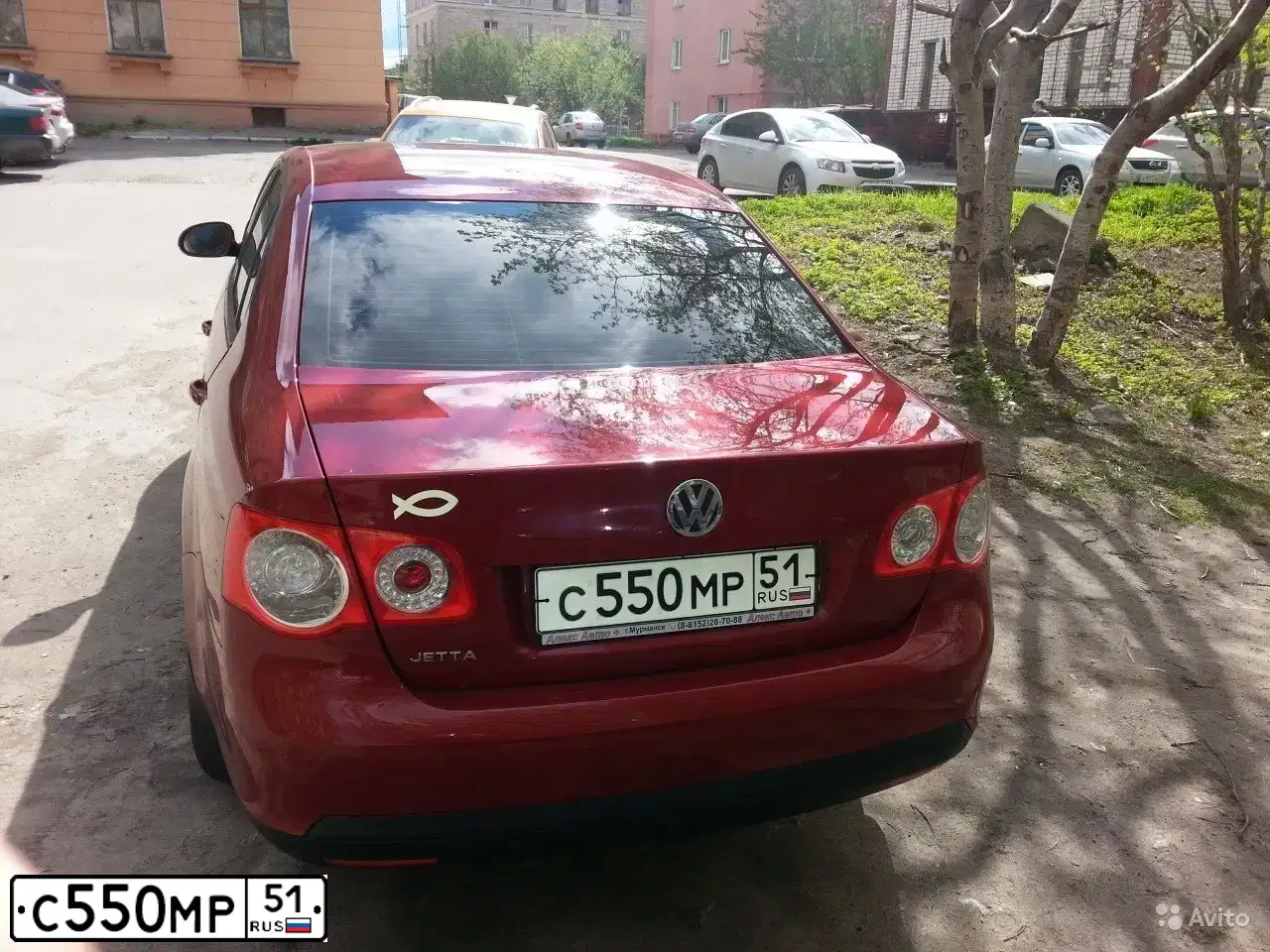 Фото автомобиля VOLKSWAGEN JETTA, 2008 — госномер С550МР51. Цвет: ВИШНЕВЫЙ