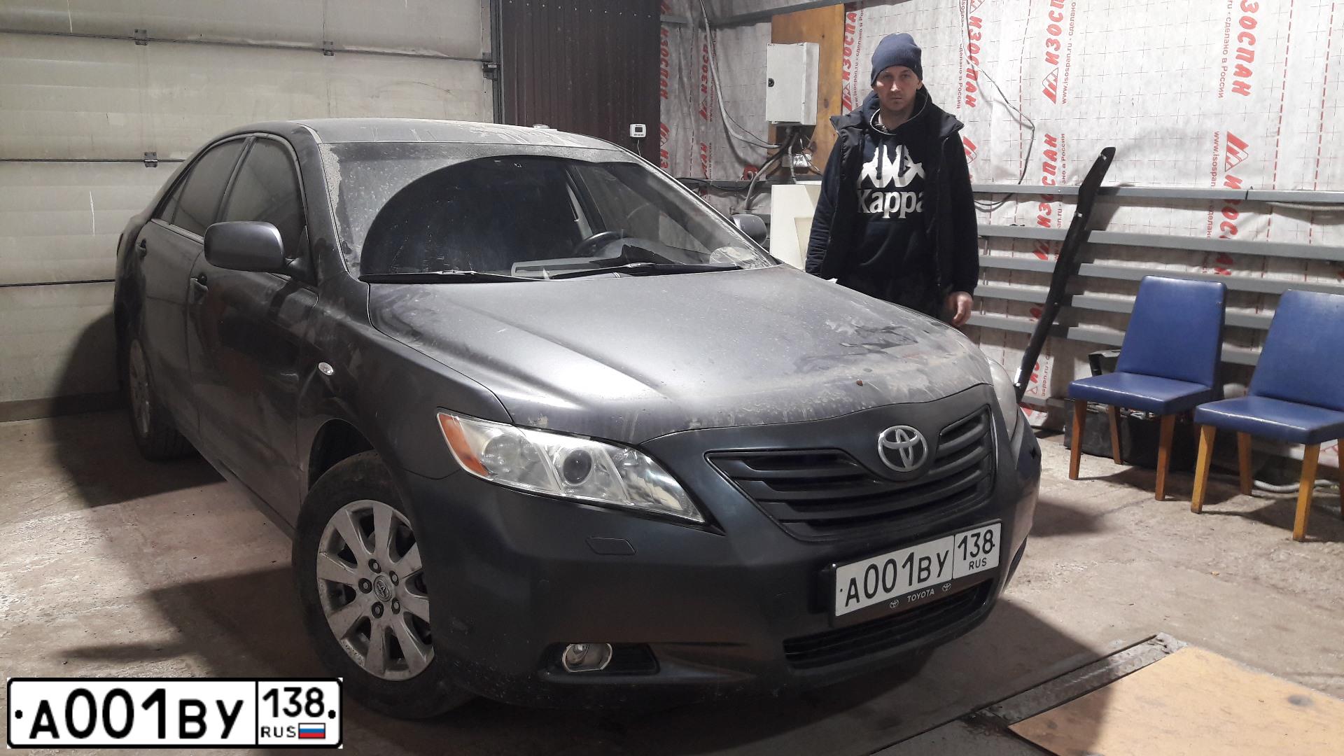 Фото автомобиля TOYOTA CAMRY, 2006 — госномер А001ВУ138. Цвет: СЕРЫЙ