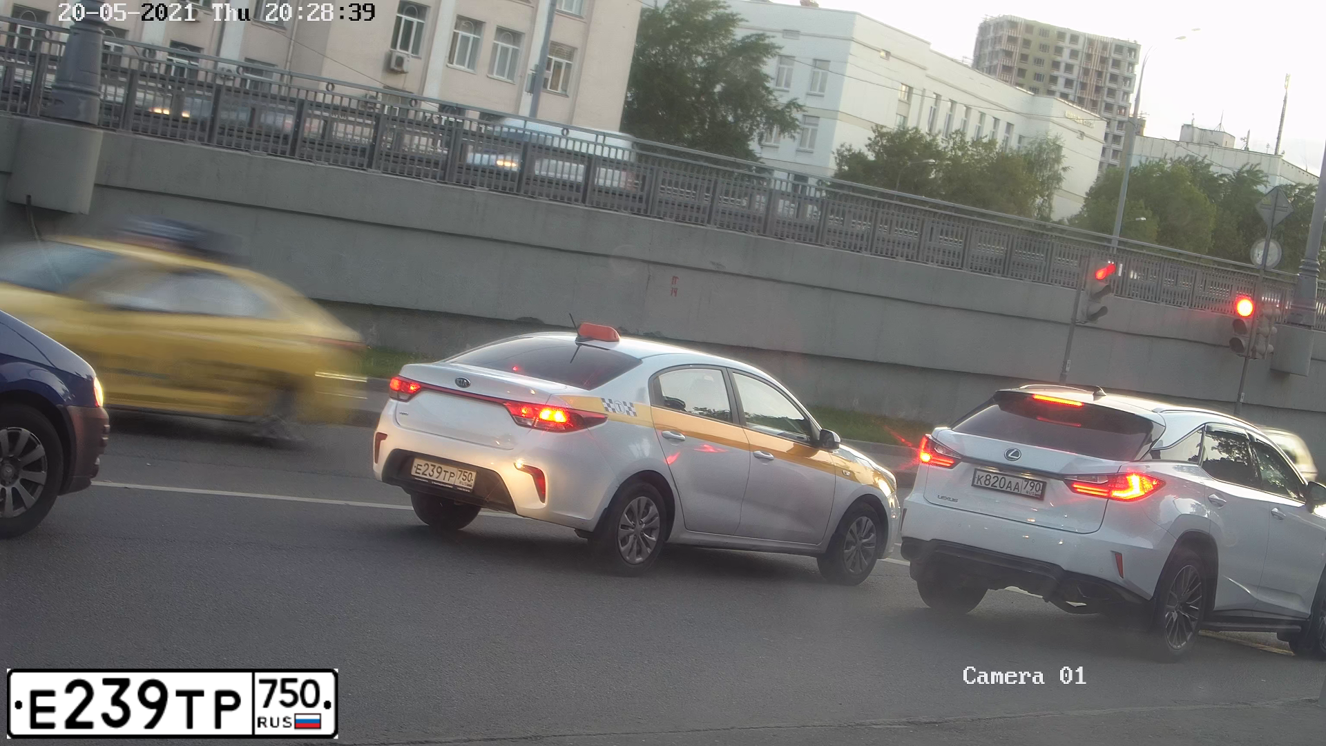 Фото автомобиля KIA RIO, 2018 — госномер Е239ТР750. Цвет: БЕЛЫЙ-ЖЕЛТЫЙ-СЕРЫЙ