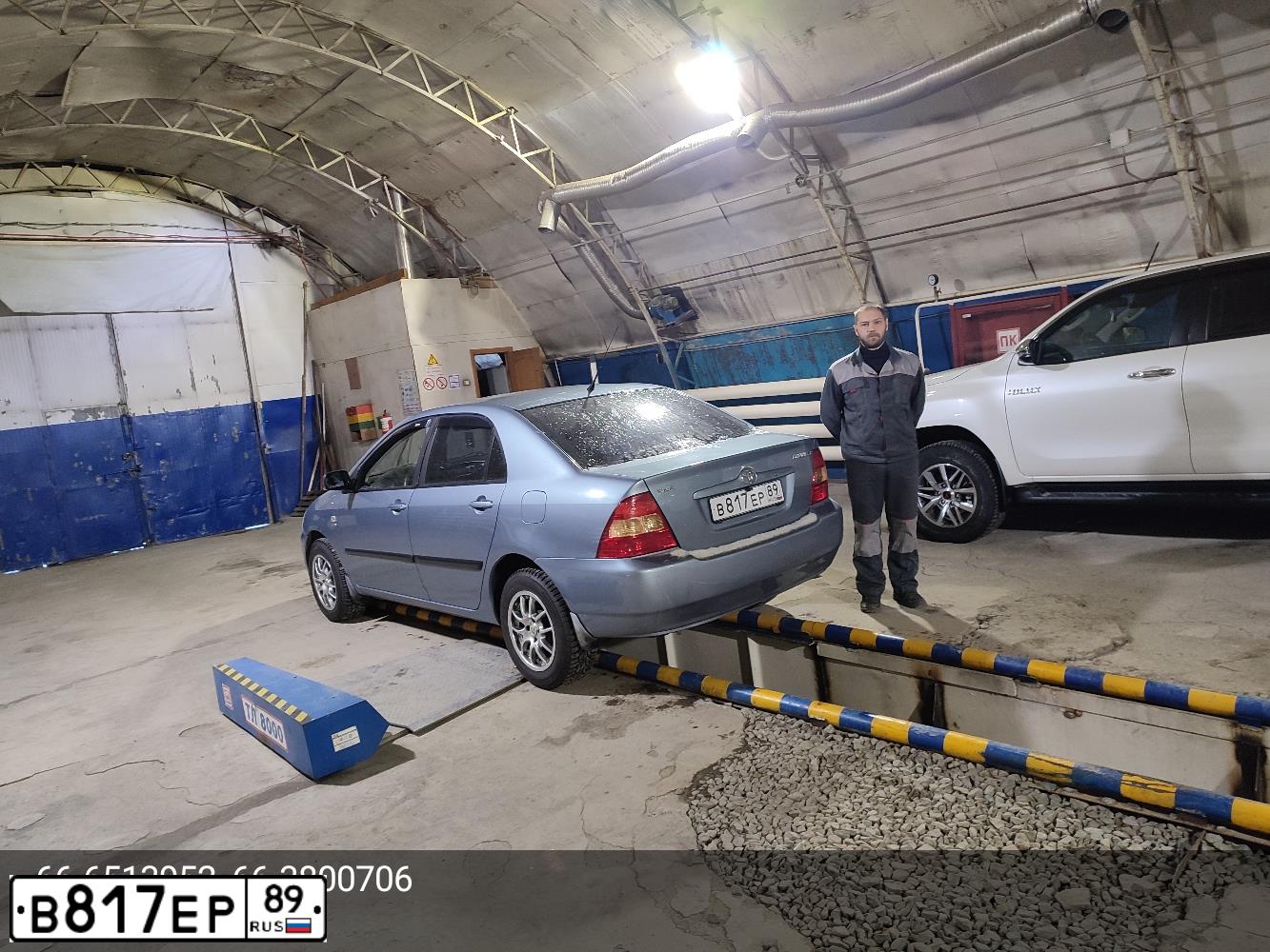 Фото автомобиля TOYOTA COROLLA, 2003 — госномер С877РС89. Цвет: СЕРЫЙ