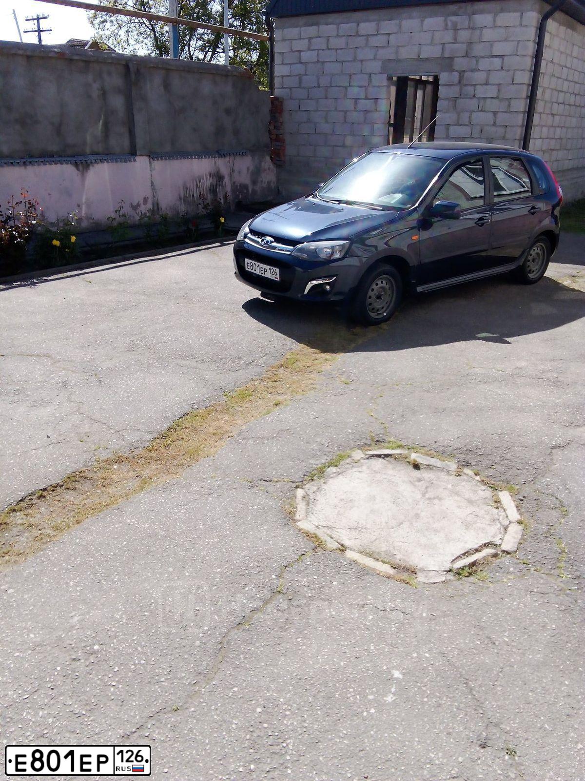 Фото автомобиля LADA 2192 KALINA, 2013 — госномер Е801ЕР126. Цвет: Серо-Синий