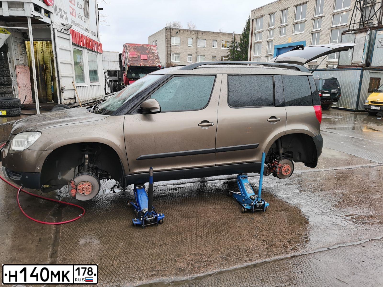 Фото автомобиля SKODA YETI, 2012 — госномер К386АУ147. Цвет: Коричневый