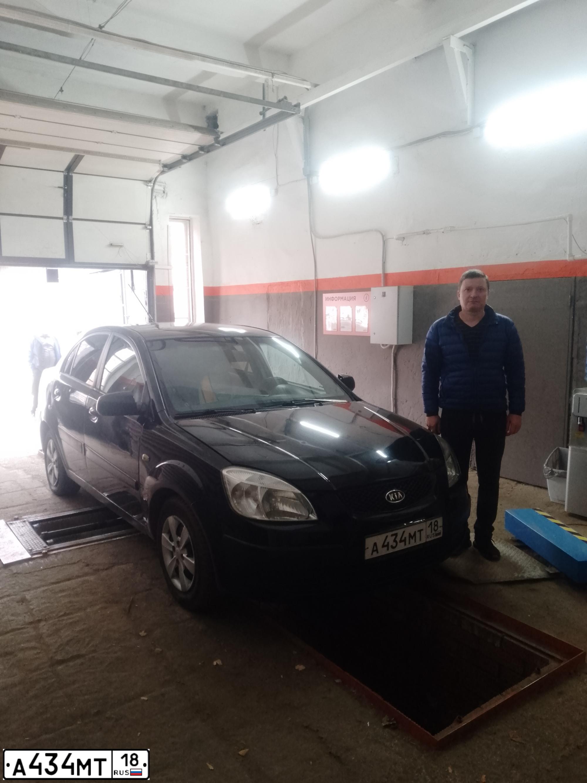 Фото автомобиля KIA RIO, 2005 — госномер Х455НУ18. Цвет: ЧЕРНЫЙ