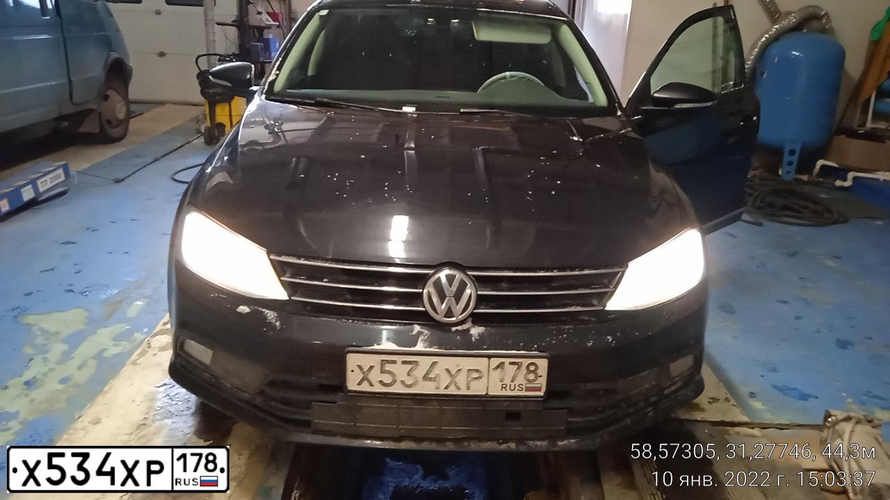 Фото автомобиля VOLKSWAGEN JETTA, 2017 — госномер Х534ХР178. Цвет: ЧЕРНЫЙ