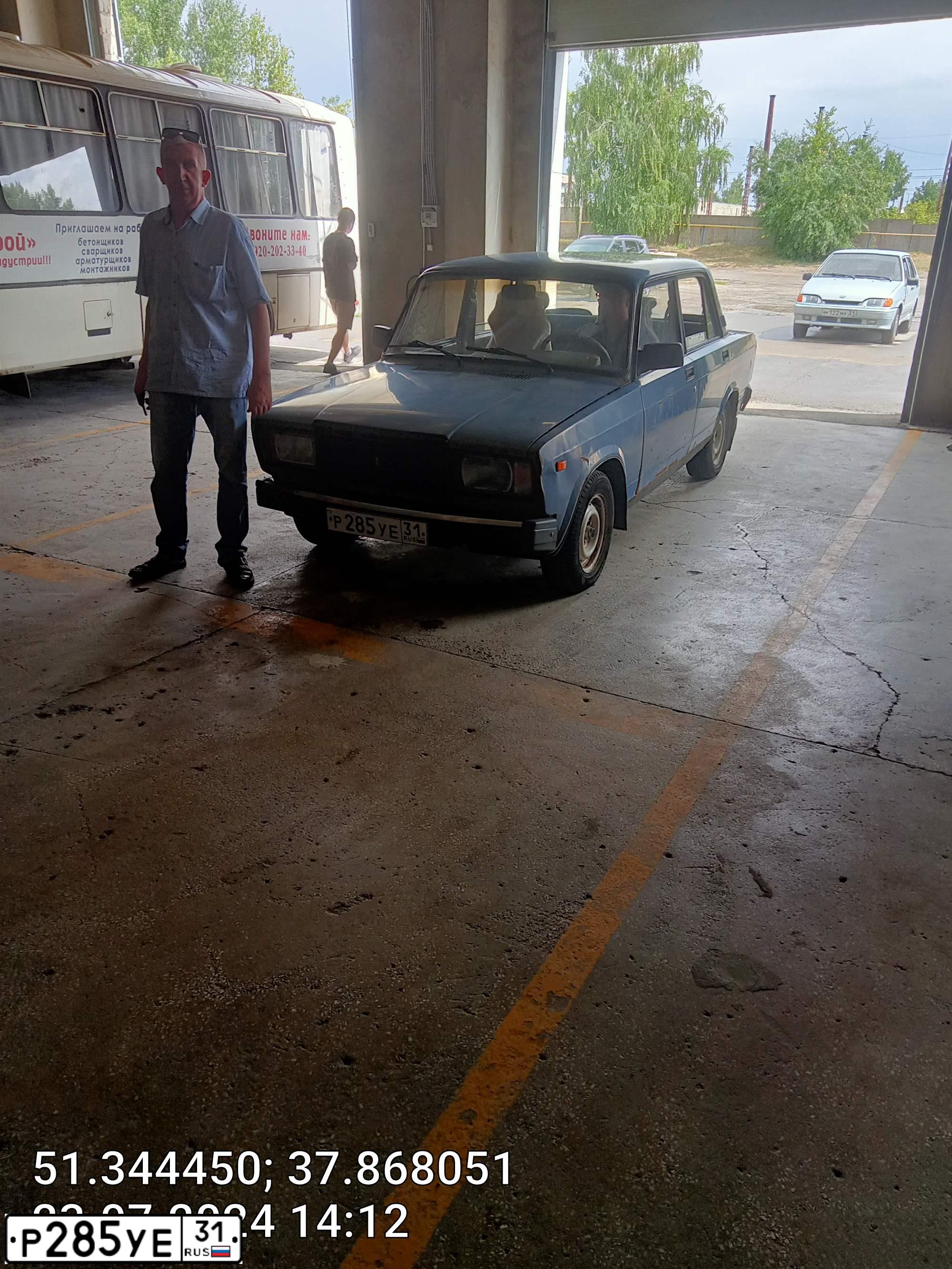 Фото автомобиля LADA 2107 LADA, 2005 — госномер Р285УЕ31. Цвет: СИНИЙ