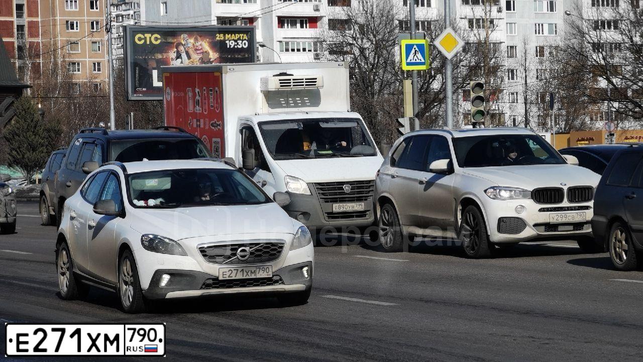 Фото автомобиля VOLVO V40, 2014 — госномер Е271ХМ790