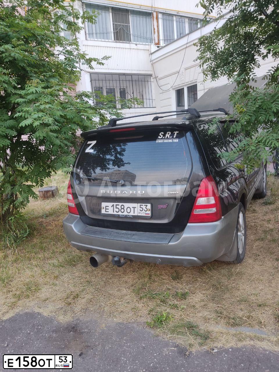 Фото автомобиля SUBARU FORESTER, 2004 — госномер Е158ОТ53. Цвет: ЧЕРНЫЙ