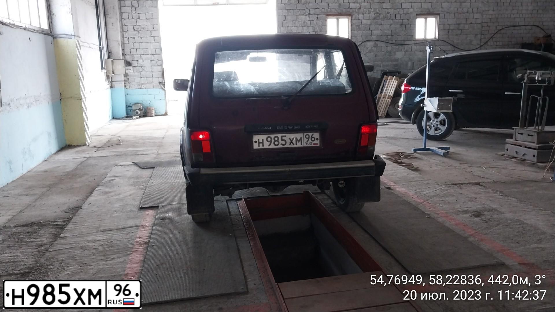Фото автомобиля LADA 2121 NIVA, 2002 — госномер М633АК702. Цвет: ТЕМНО-БОРДОВЫЙ