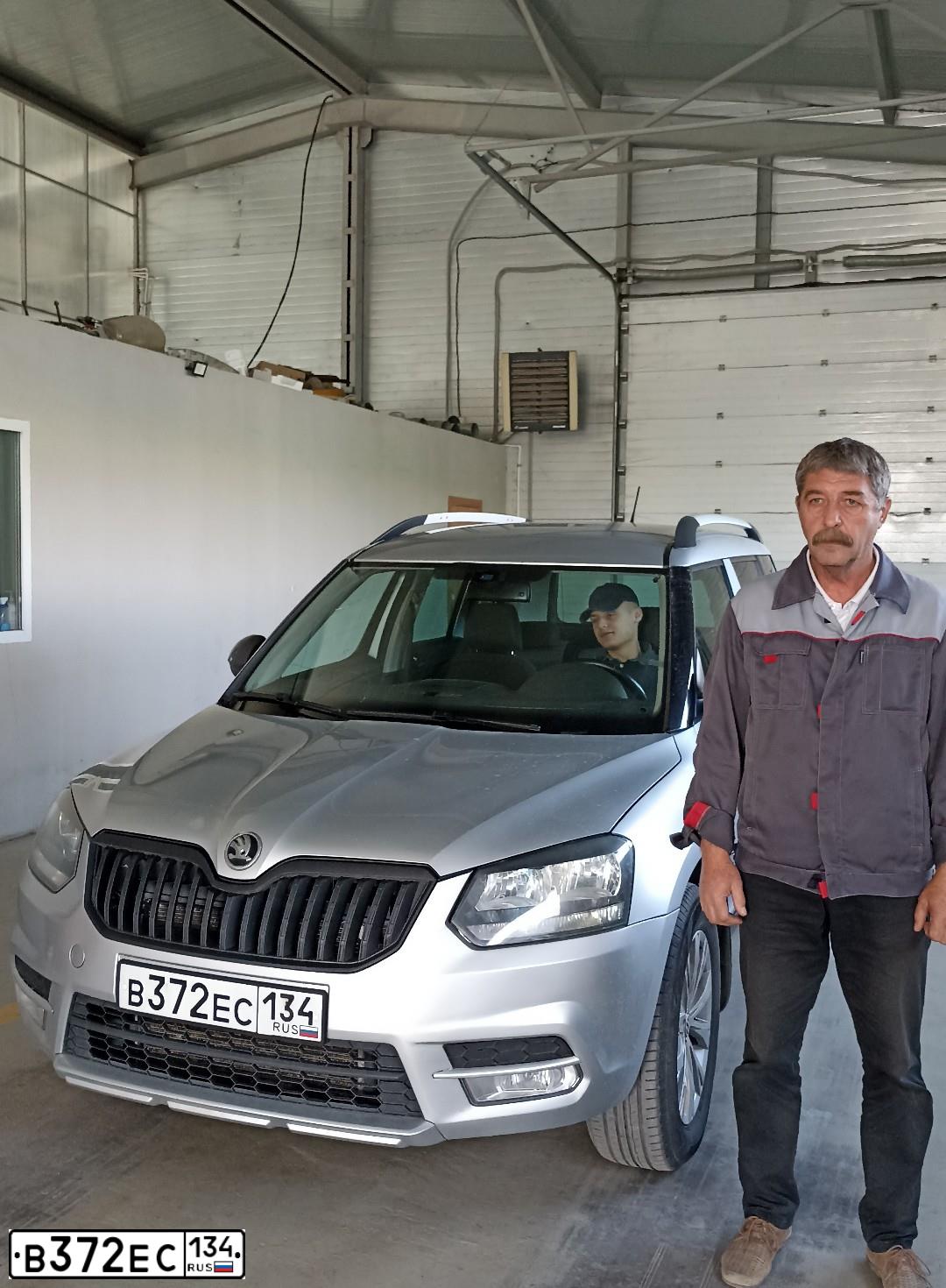 Фото автомобиля SKODA YETI, 2015 — госномер В372ЕС134. Цвет: СЕРЕБРИСТЫЙ