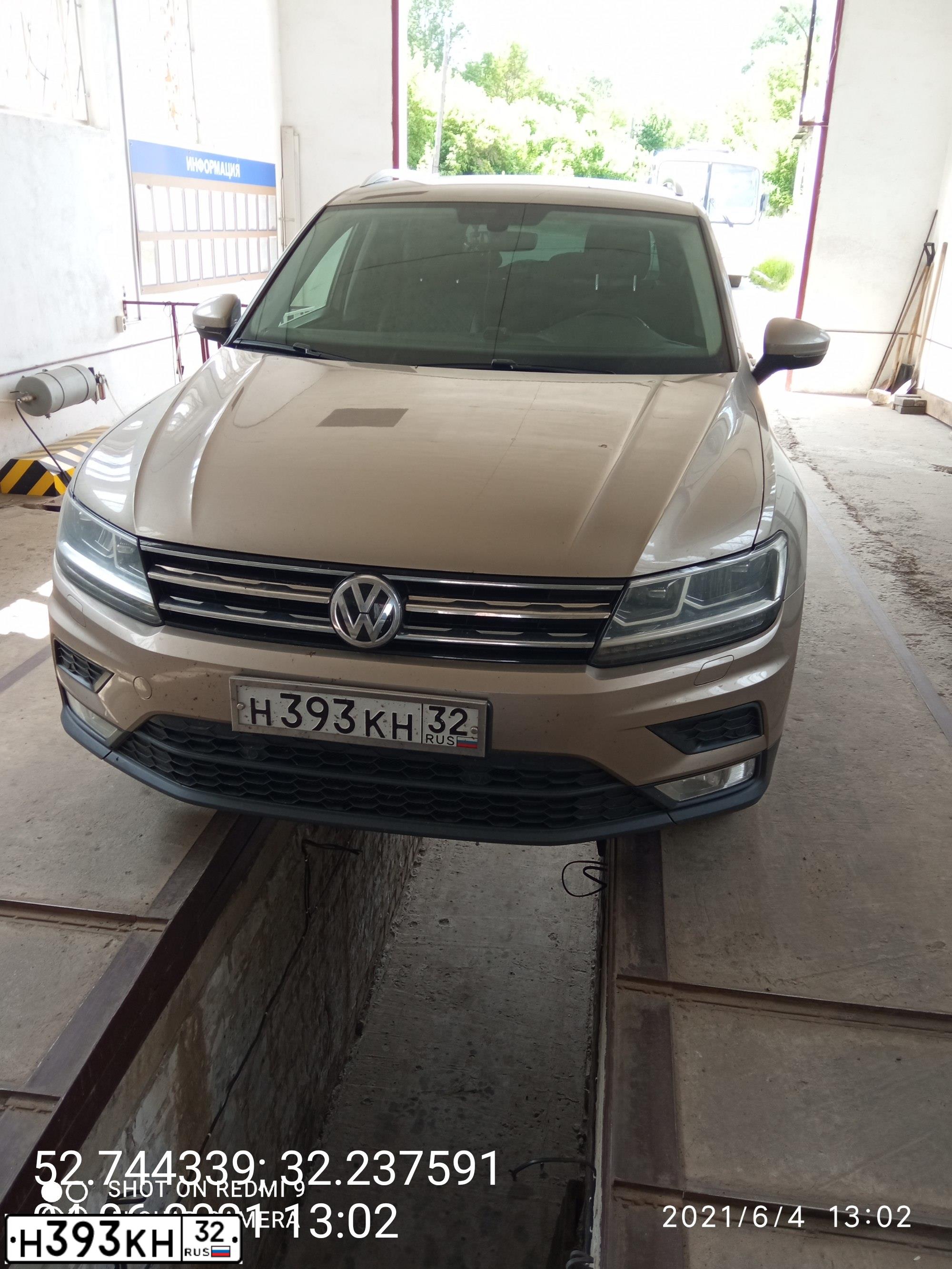 Фото автомобиля VOLKSWAGEN TIGUAN, 2017 — госномер Н393КН32. Цвет: БЕЖЕВЫЙ