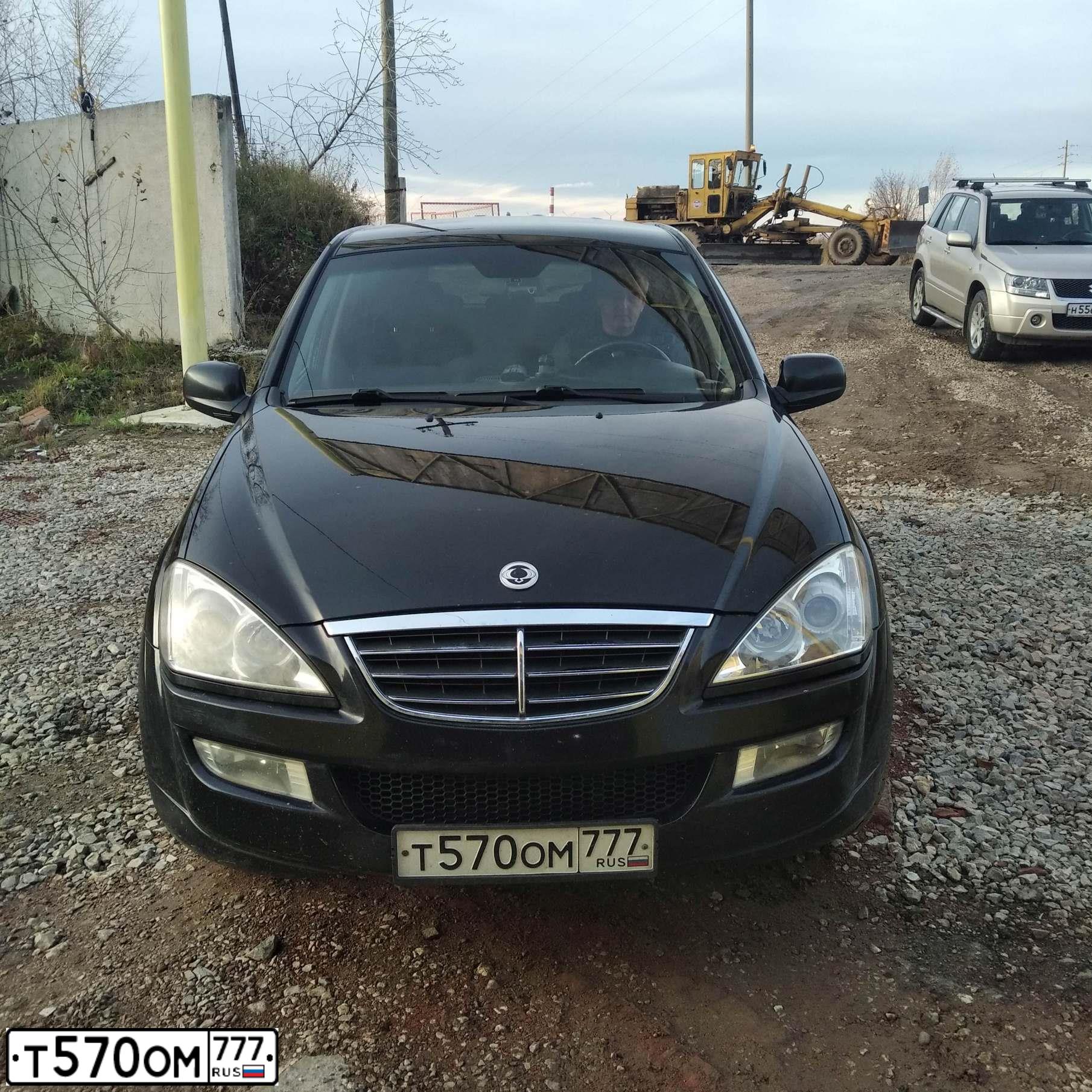 Фото автомобиля SSANGYONG KYRON, 2008 — госномер Т570ОМ777. Цвет: ЧЕРНЫЙ