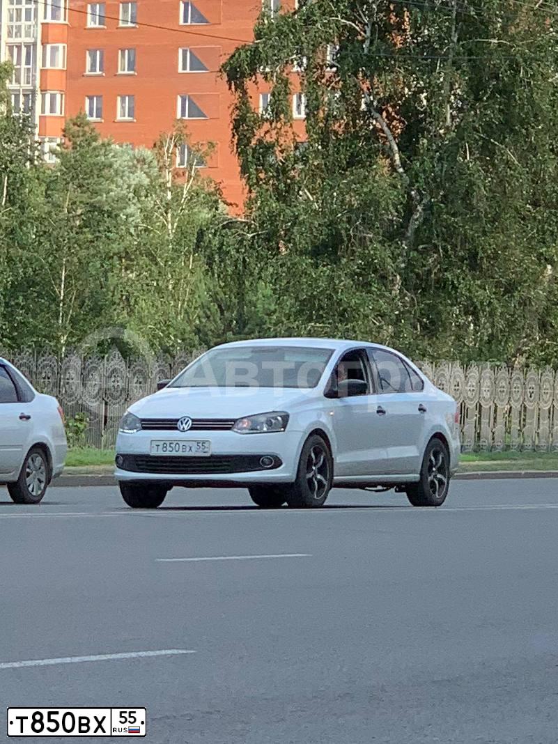 Фото автомобиля VOLKSWAGEN POLO, 2014 — госномер Т850ВХ55. Цвет: Белый