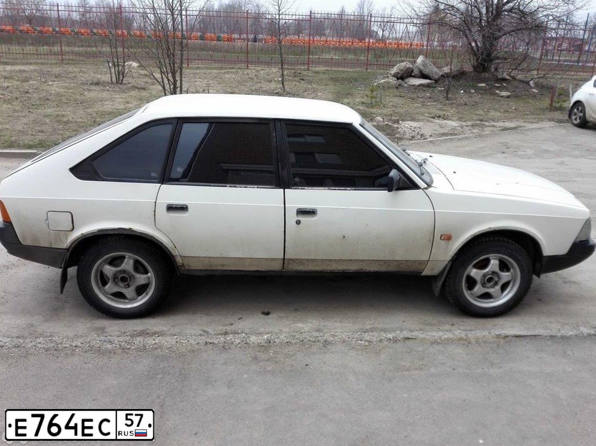 Фото автомобиля AZLK MOSKWITSCH 2141, 1991 — госномер Е764ЕС57. Цвет: Белый