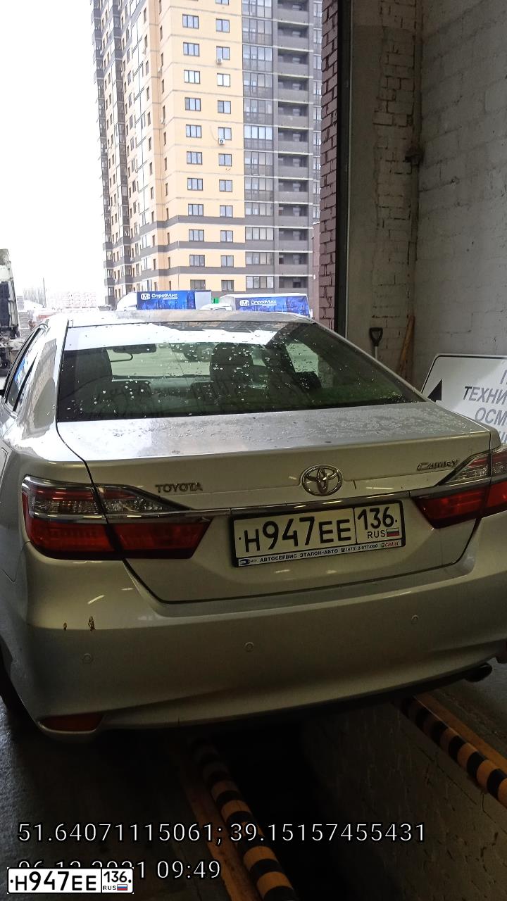 Фото автомобиля TOYOTA CAMRY, 2015 — госномер А522АА136. Цвет: Серебристый