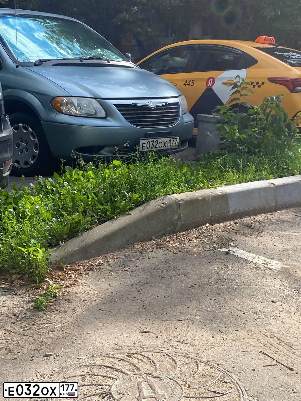 Фото автомобиля CHRYSLER VOYAGER, 2003 — госномер М530СС164. Цвет: Серо-голубой