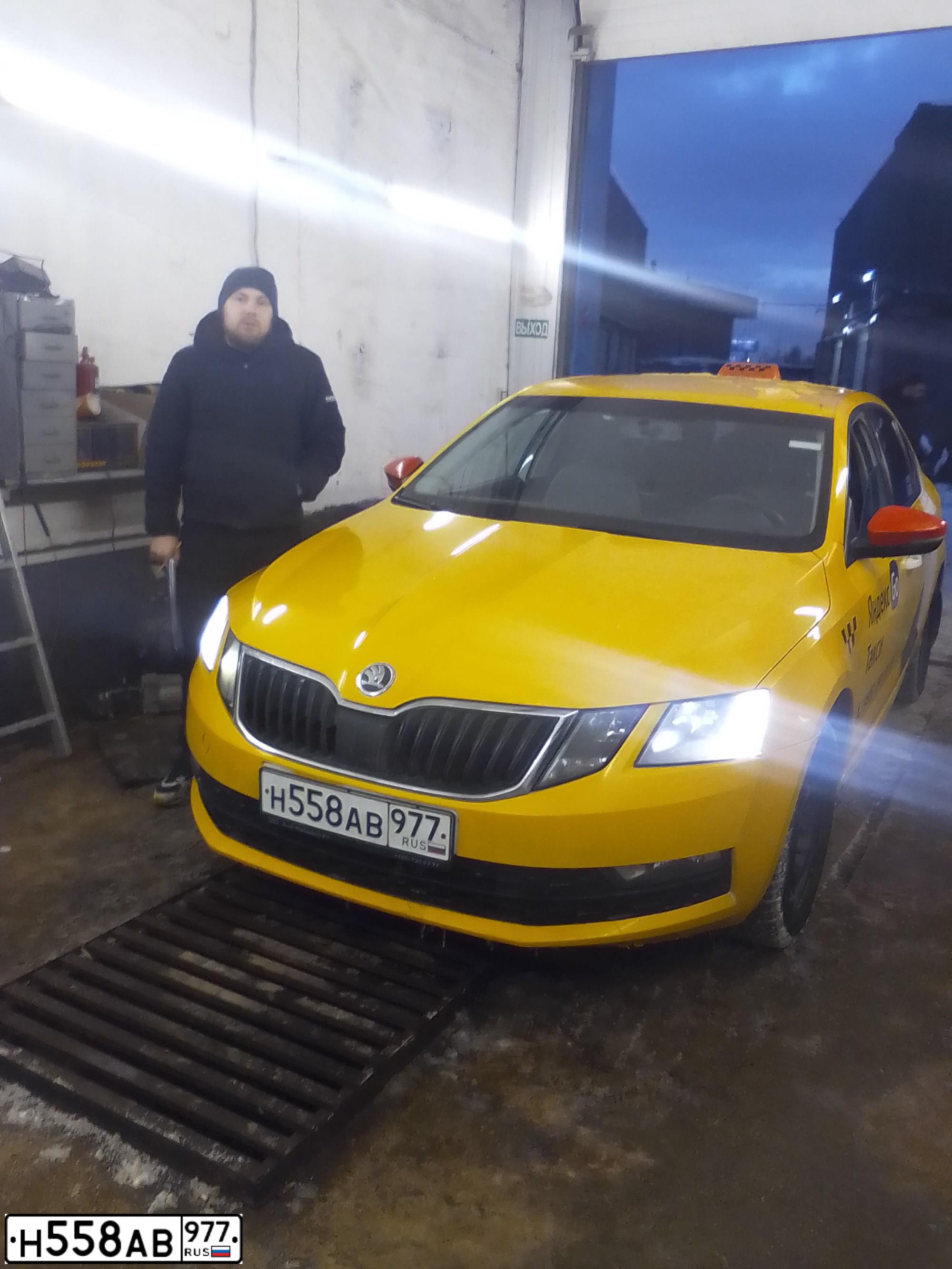 Фото автомобиля SKODA OCTAVIA, 2019 — госномер Н558АВ977. Цвет: ЖЕЛТЫЙ