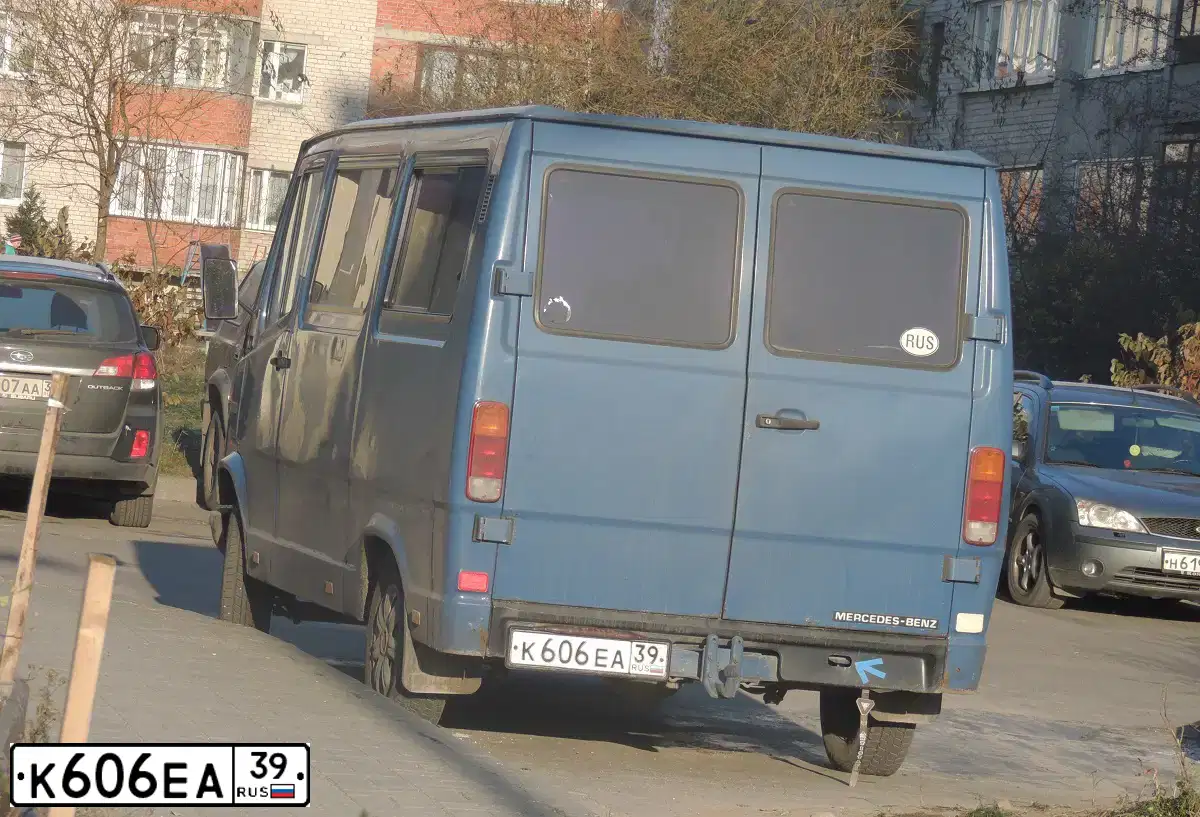 Фото автомобиля MERCEDES SPRINTER, 1992 — госномер К606ЕА39. Цвет: СИНИЙ