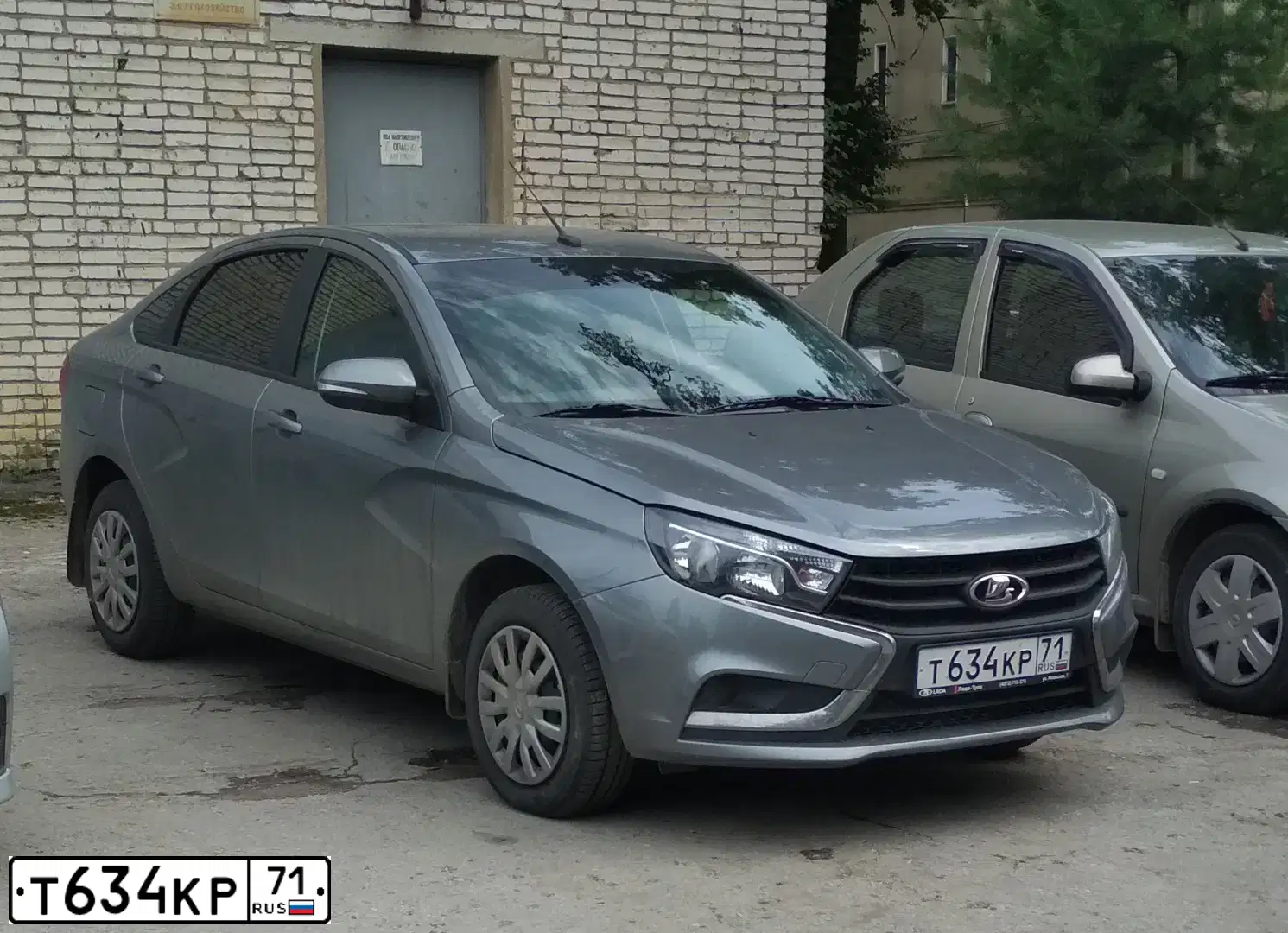 Фото автомобиля LADA VESTA, 2018 — госномер Т634КР71. Цвет: Серый