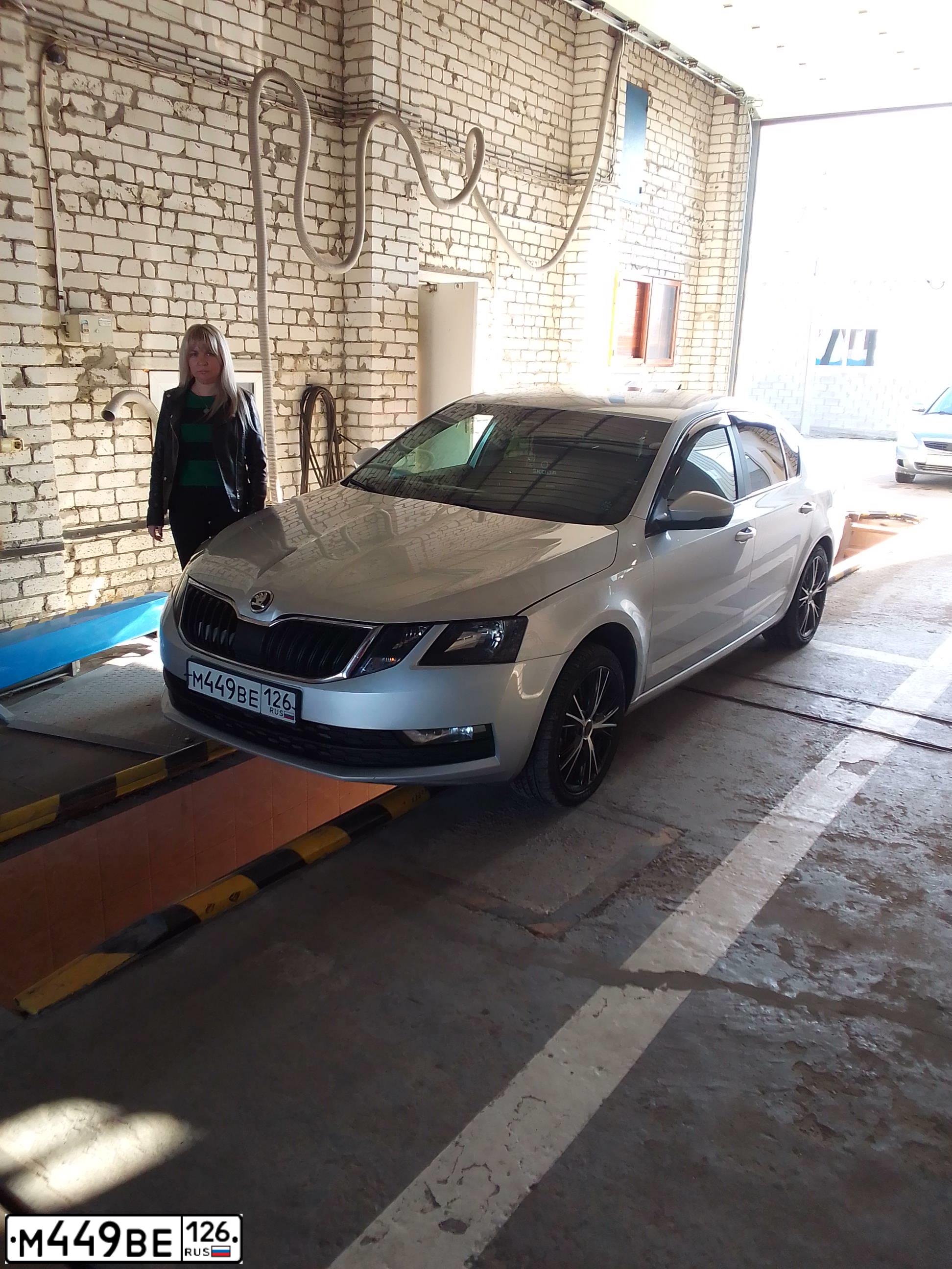 Фото автомобиля SKODA OCTAVIA, 2018 — госномер М162НА799. Цвет: СЕРЫЙ