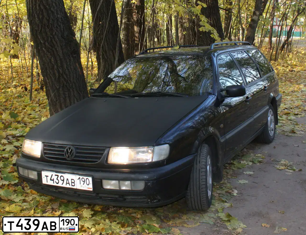 Фото автомобиля VOLKSWAGEN PASSAT, 1996 — госномер Т439АВ190. Цвет: ЧЕРНЫЙ