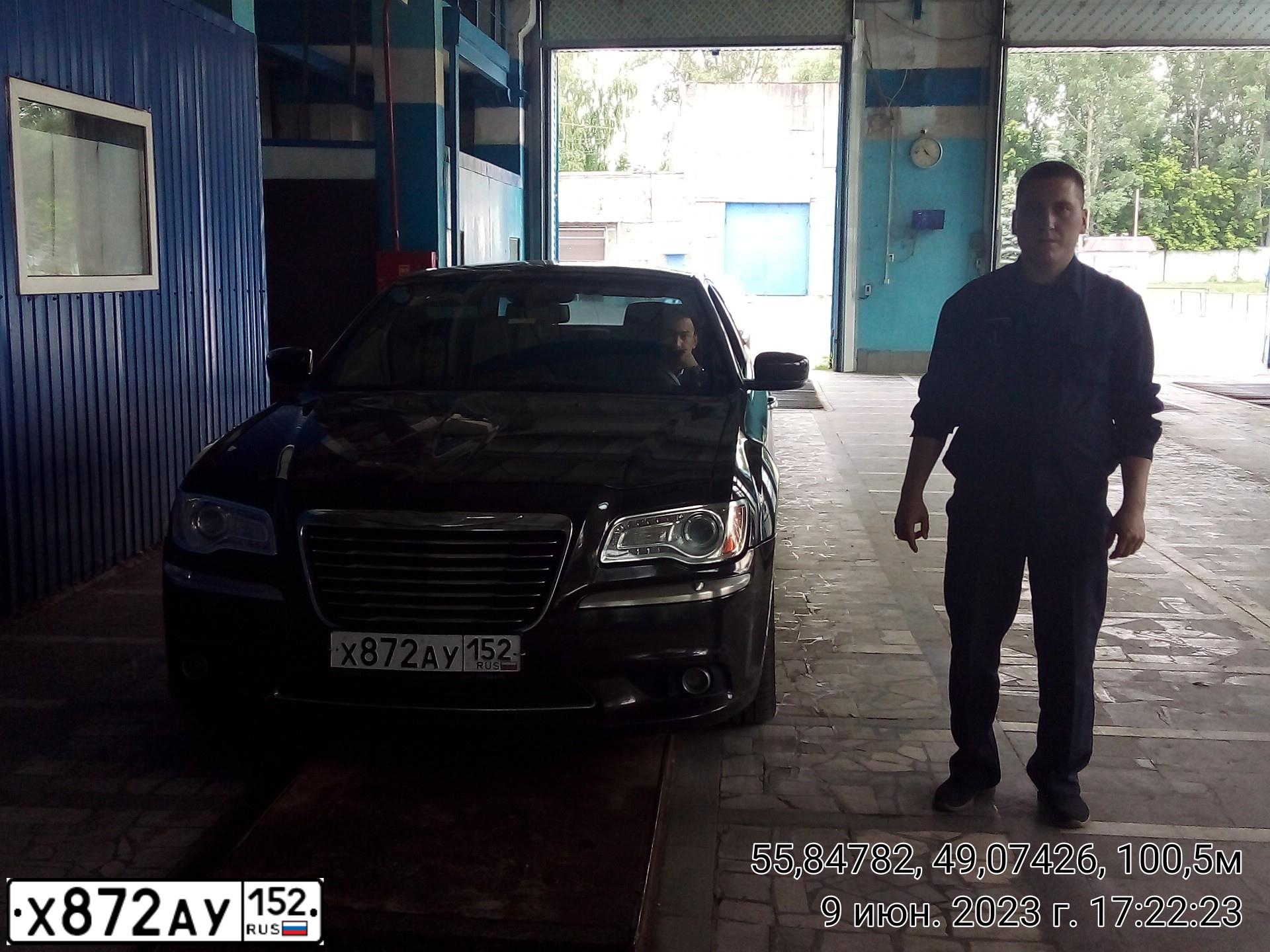 Фото автомобиля CHRYSLER SERIE 300, 2012 — госномер О802ХР716. Цвет: Коричневый