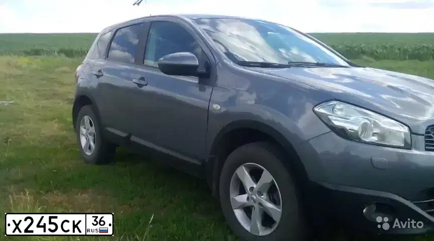 Фото автомобиля NISSAN QASHQAI, 2010 — госномер Х245СК36. Цвет: СЕРЫЙ