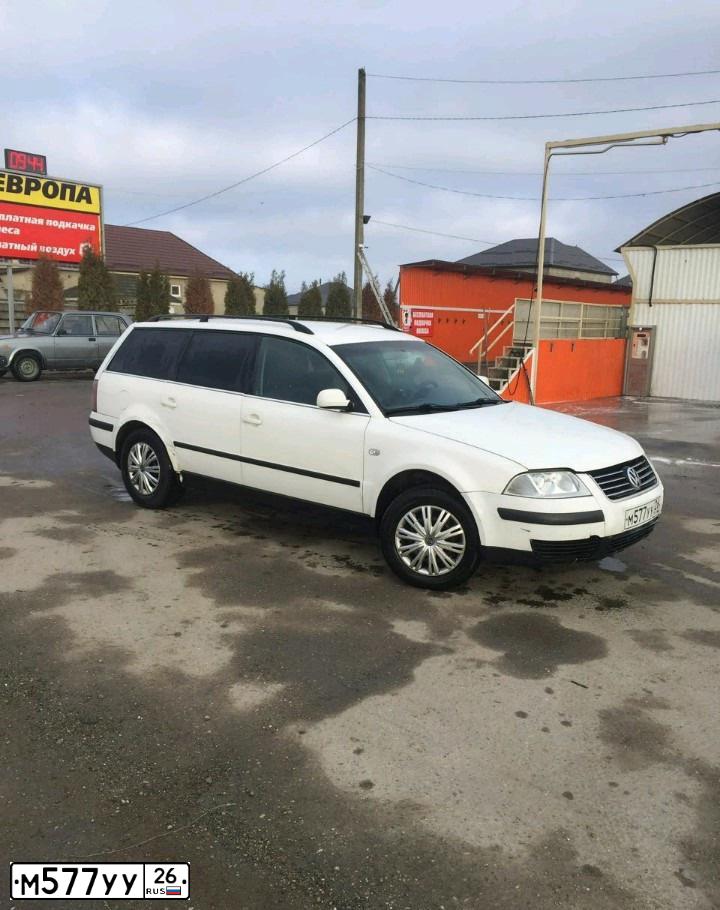 Фото автомобиля VOLKSWAGEN PASSAT, 2002 — госномер М577УУ26. Цвет: ПЕРЛАМУТРОВО-БЕЛЫЙ