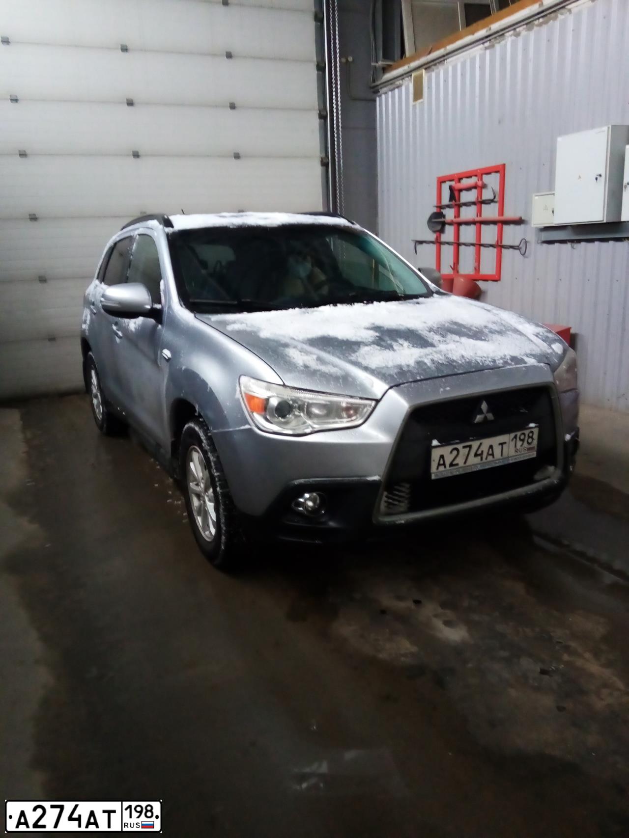 Фото автомобиля MITSUBISHI ASX, 2011 — госномер Е483МН142. Цвет: Серебристый