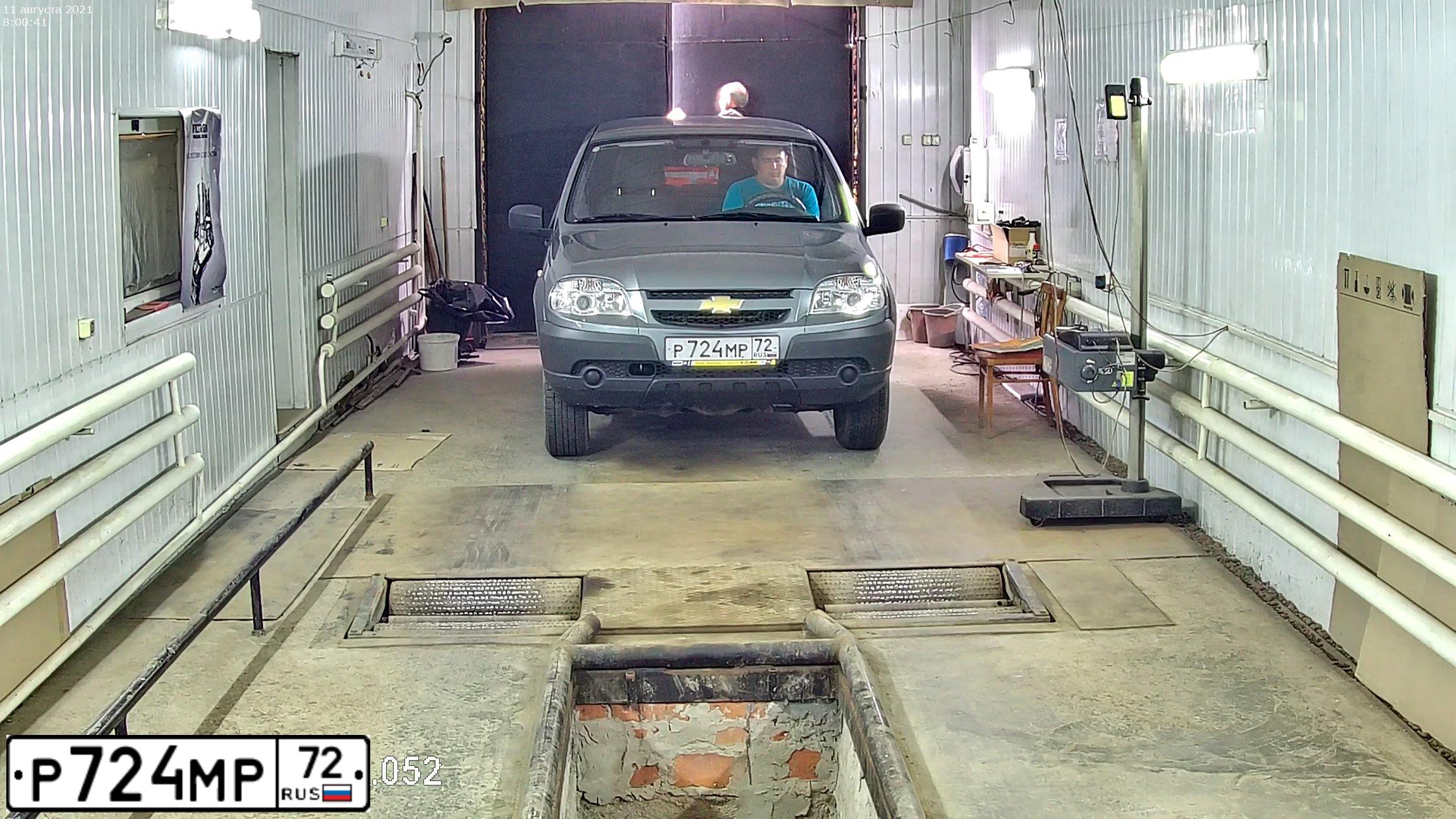 Фото автомобиля CHEVROLET NIVA, 2014 — госномер Р724МР72. Цвет: Темно-серый металлик