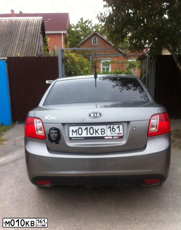 Фото автомобиля KIA RIO, 2010 — госномер М010КВ161. Цвет: ПЕРЛАМУТРОВО-СЕРЕБРИСТЫЙ