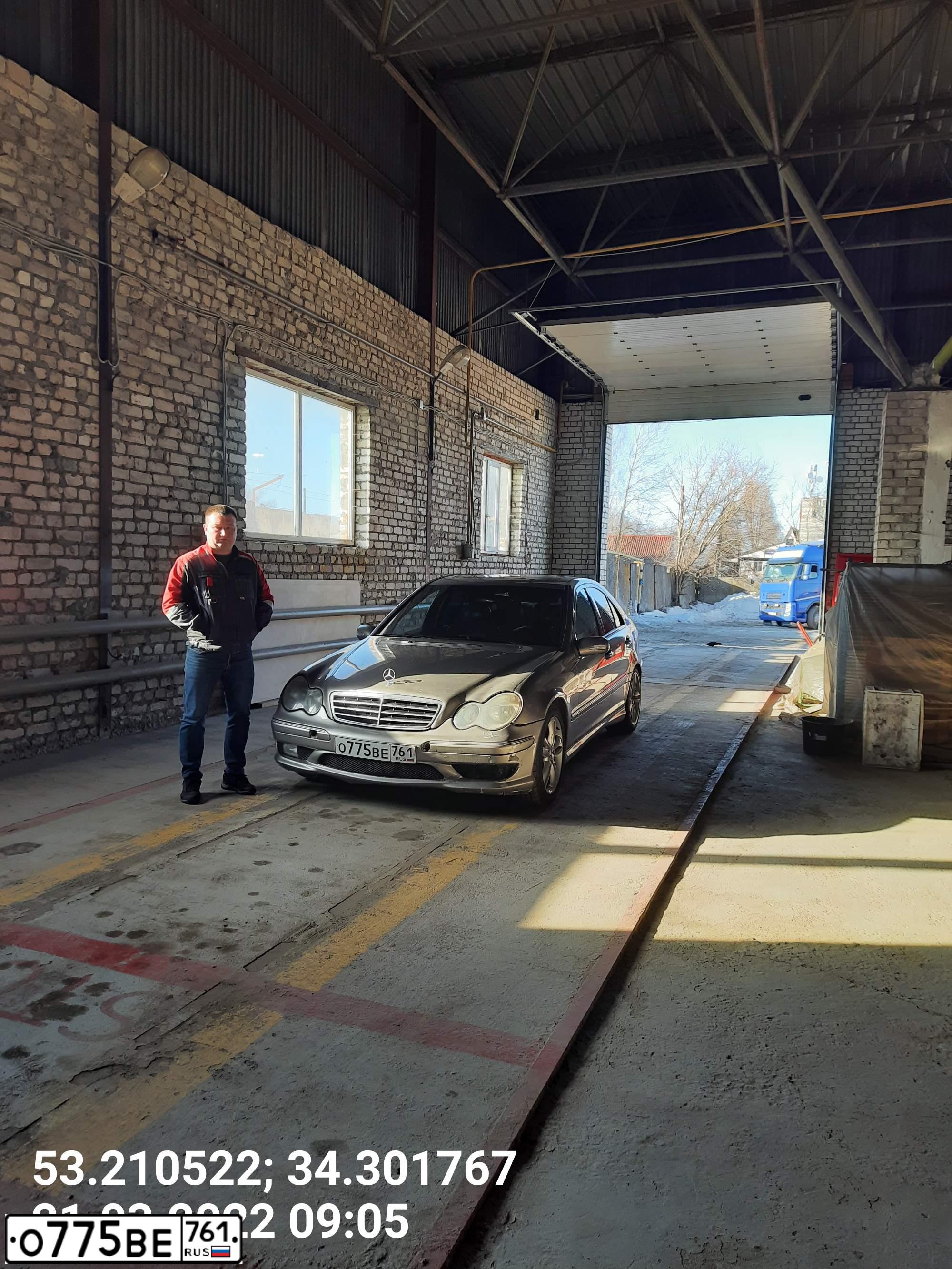 Фото автомобиля MERCEDES C-KLASSE, 2004 — госномер О153ВС32. Цвет: СЕРЫЙ